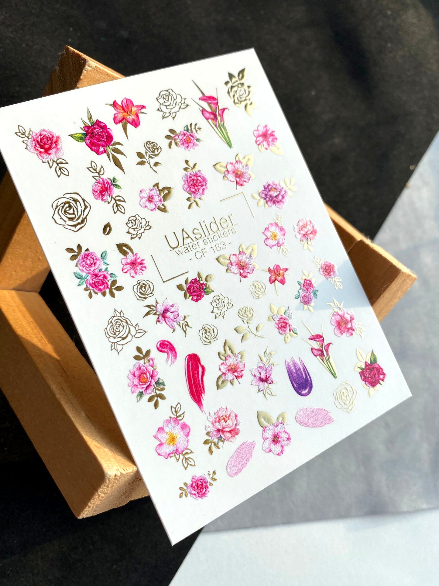 מדבקת מים לציפורניים CF-183 | מדבקות מים לציפורניים | פרחים ורודים ואדומים עם פרטים בזהב