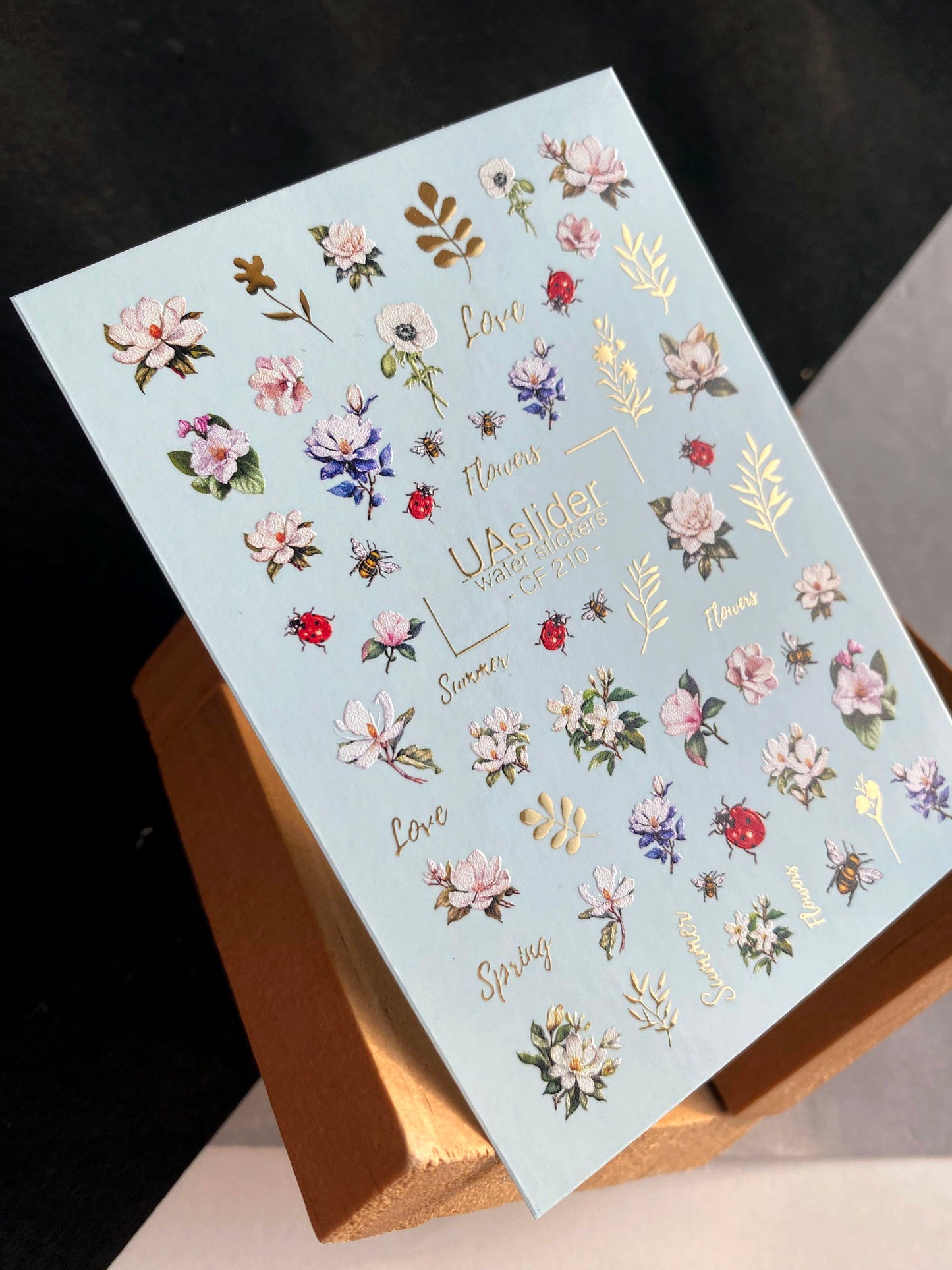 מדבקת מים לציפורניים CF-210 | מדבקות מים לציפורניים | פרחים, דבורים ופרפרים עם עלי זהב