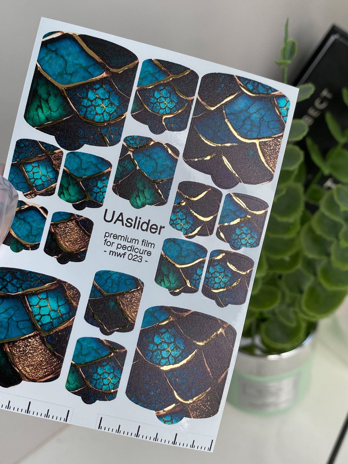 Fólie na nehty pro pedikúru mwf-023 | Fólie na nehty pro pedikúru | Smaragdové šupiny se zlatými fóliovými detaily