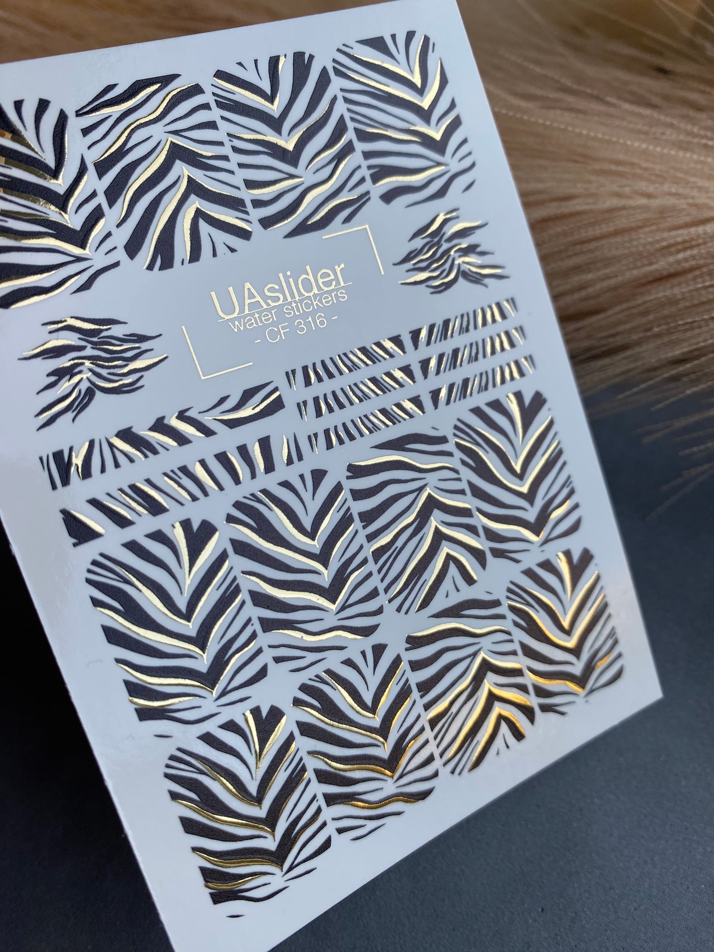 ネイルウォーターデカール CF-316 | ゼブラ柄ネイルウォーターデカール | 黒と金のアニマルプリントステッカー