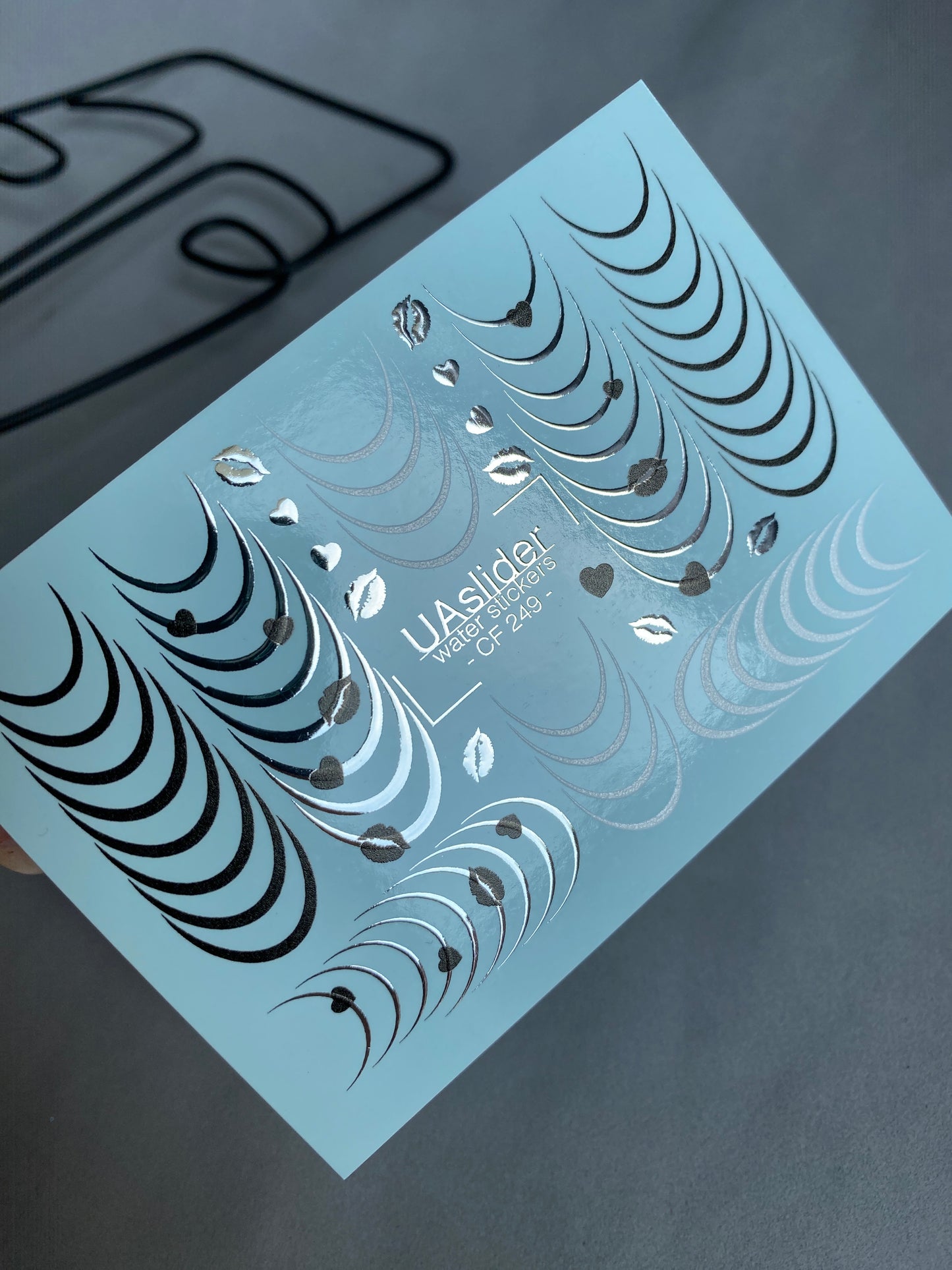 Nagu ūdens uzlīme CF-249 | Franču ūdens slīdēšanas nagu uzlīmes | Melnas un sudraba izliekta līnija ar sirdīm