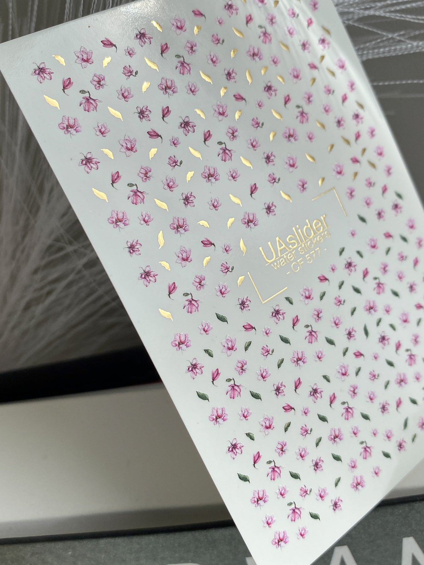 Köröm víz matrica CF-577 | Vízsikló köröm matricák apró rózsaszín virágokkal | Virágos köröm művészet arany díszítéssel