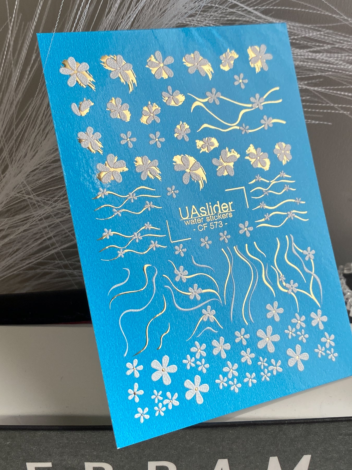 Nagel Water Decal CF-573 | Water Slide Nagel Decals met Witte Bloemen | Gouden Accenten en Golvende Lijnen