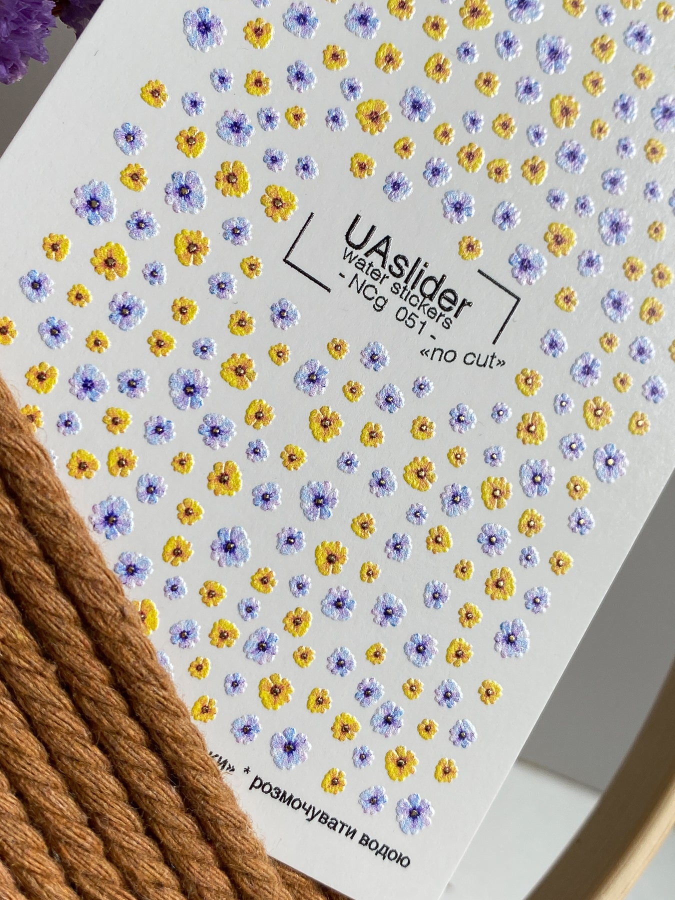 Décalcomanie d'ongles NCg-051 | Décalcomanies à glissière pour ongles | Mini fleurs jaunes et violettes