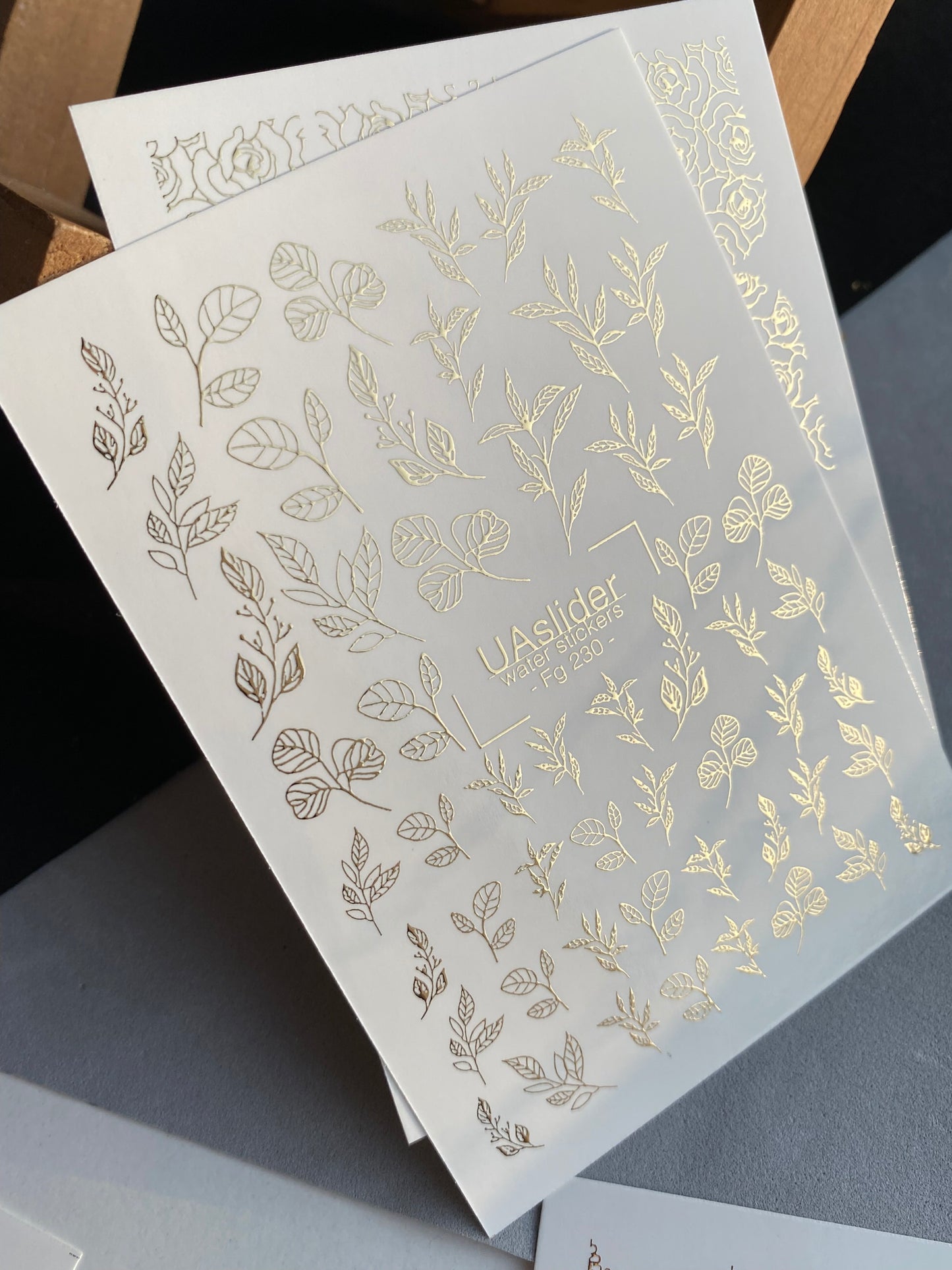 Nálepka na nehty Fg-230 | Vodní nálepky na nehty | Zlaté fóliové listy a botanické akcenty