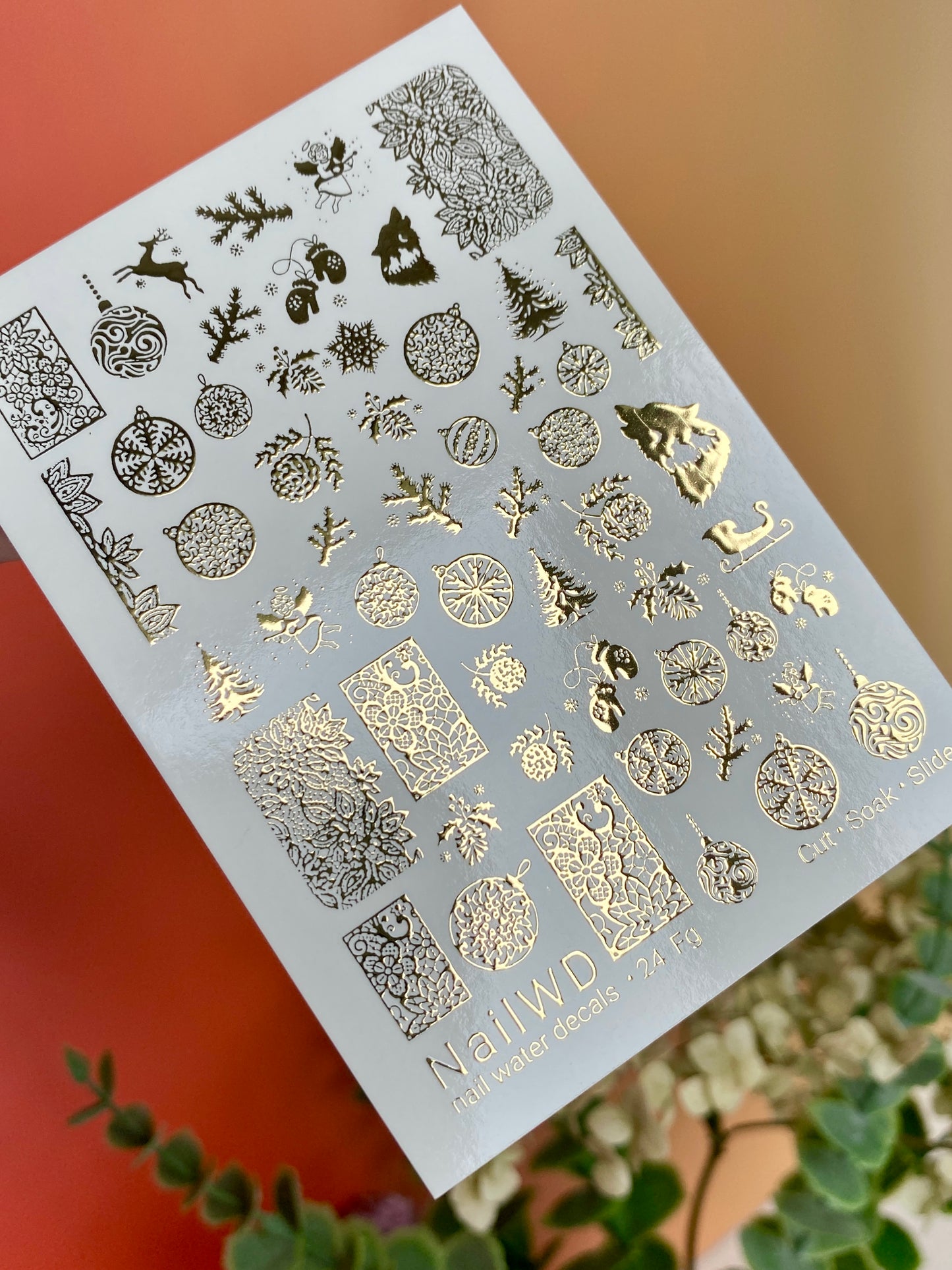 ネイルウォーターデカール 24 NailWD | ゴールドのクリスマスオーナメント付きウォータースライドネイルデカール | 雪の結晶と木のホリデーネイルアート