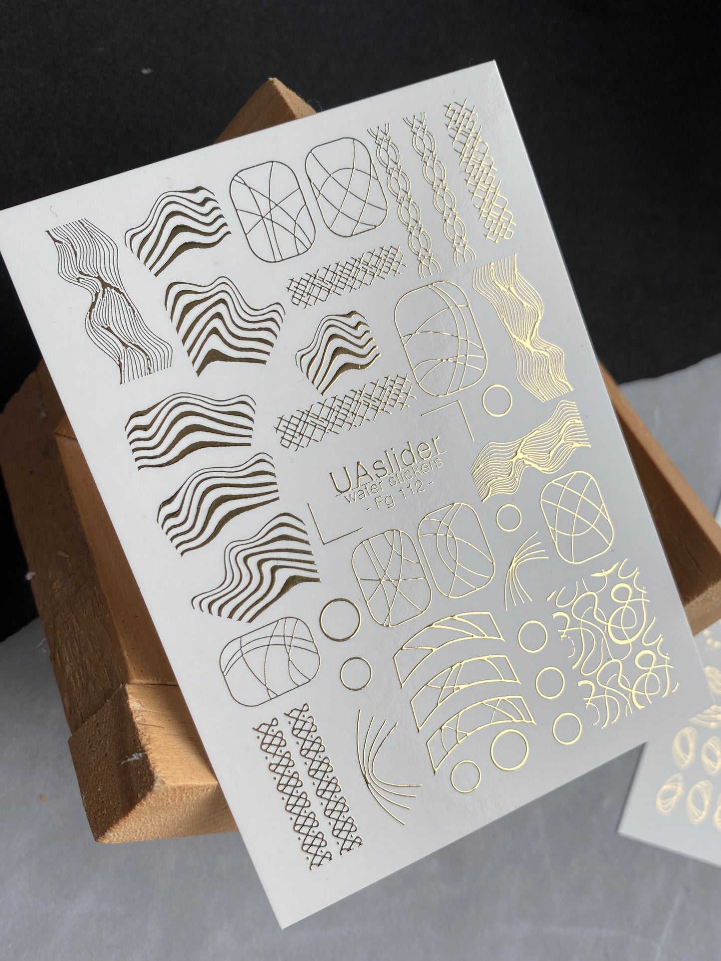 Naklejki na paznokcie wodne Fg-112 | Naklejki do paznokci do zmywania wodnego ze złotymi abstrakcyjnymi wzorami | Nowoczesne linie artystyczne