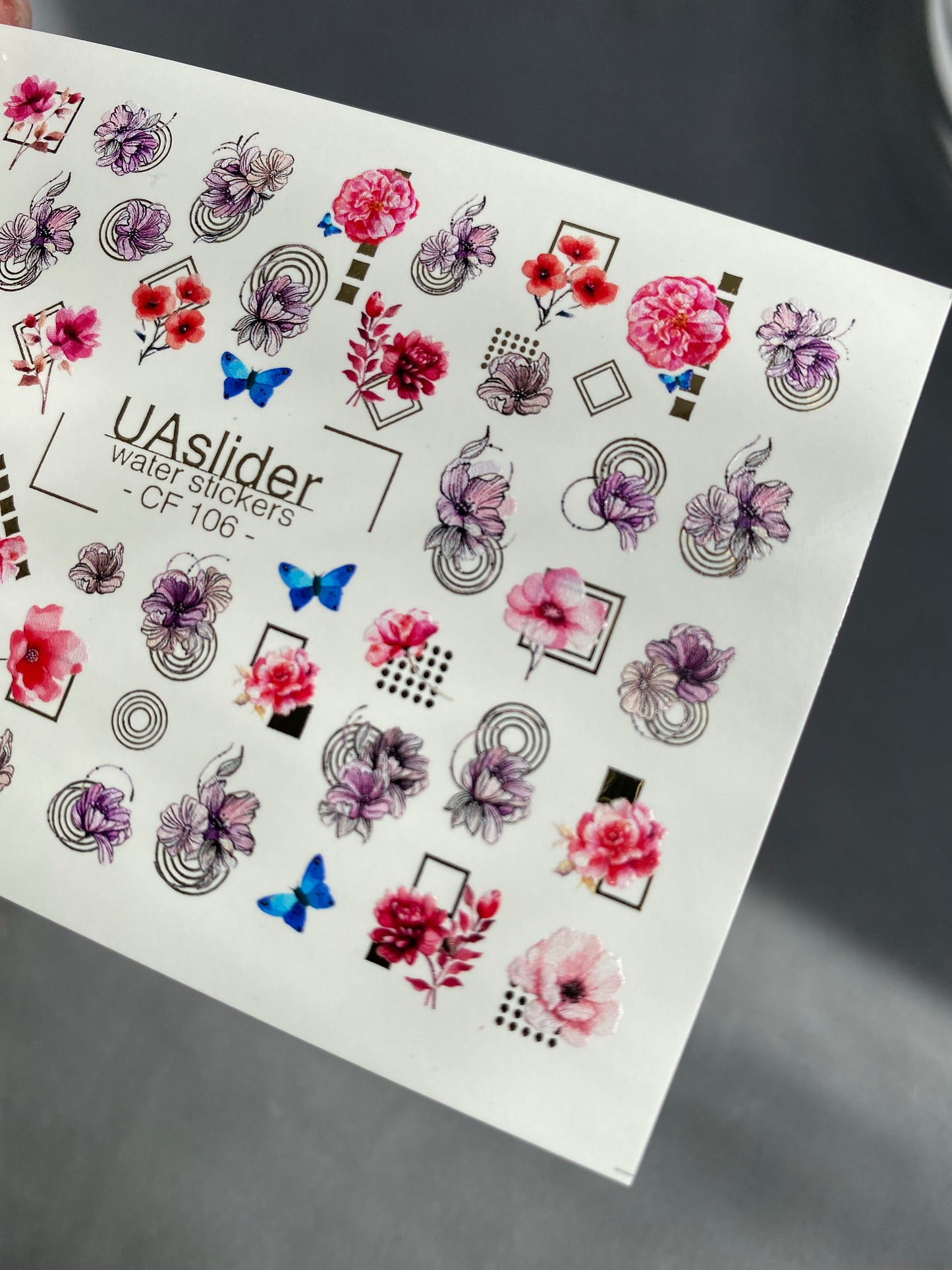 Naklejka wodna na paznokcie CF-106 | Kwiatowe naklejki wodne na paznokcie | Różowe kwiaty, niebieskie motyle i geometryczne akcenty