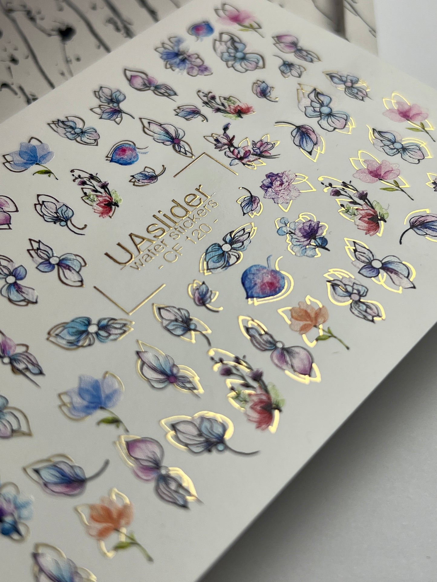 Nagel Wasserabziehbild CF-120 | Florale Wasser-Schiebefolien für Nägel | Pastellblumen mit Gold- & Konturdetails