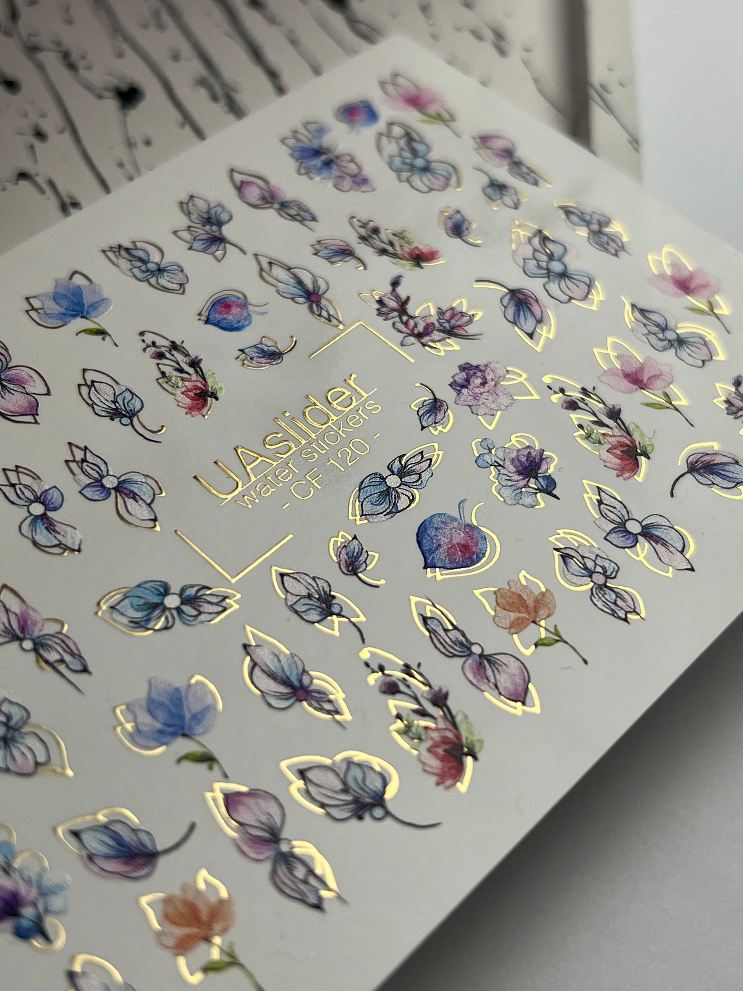 Nagel Wasserabziehbild CF-120 | Florale Wasser-Schiebefolien für Nägel | Pastellblumen mit Gold- & Konturdetails