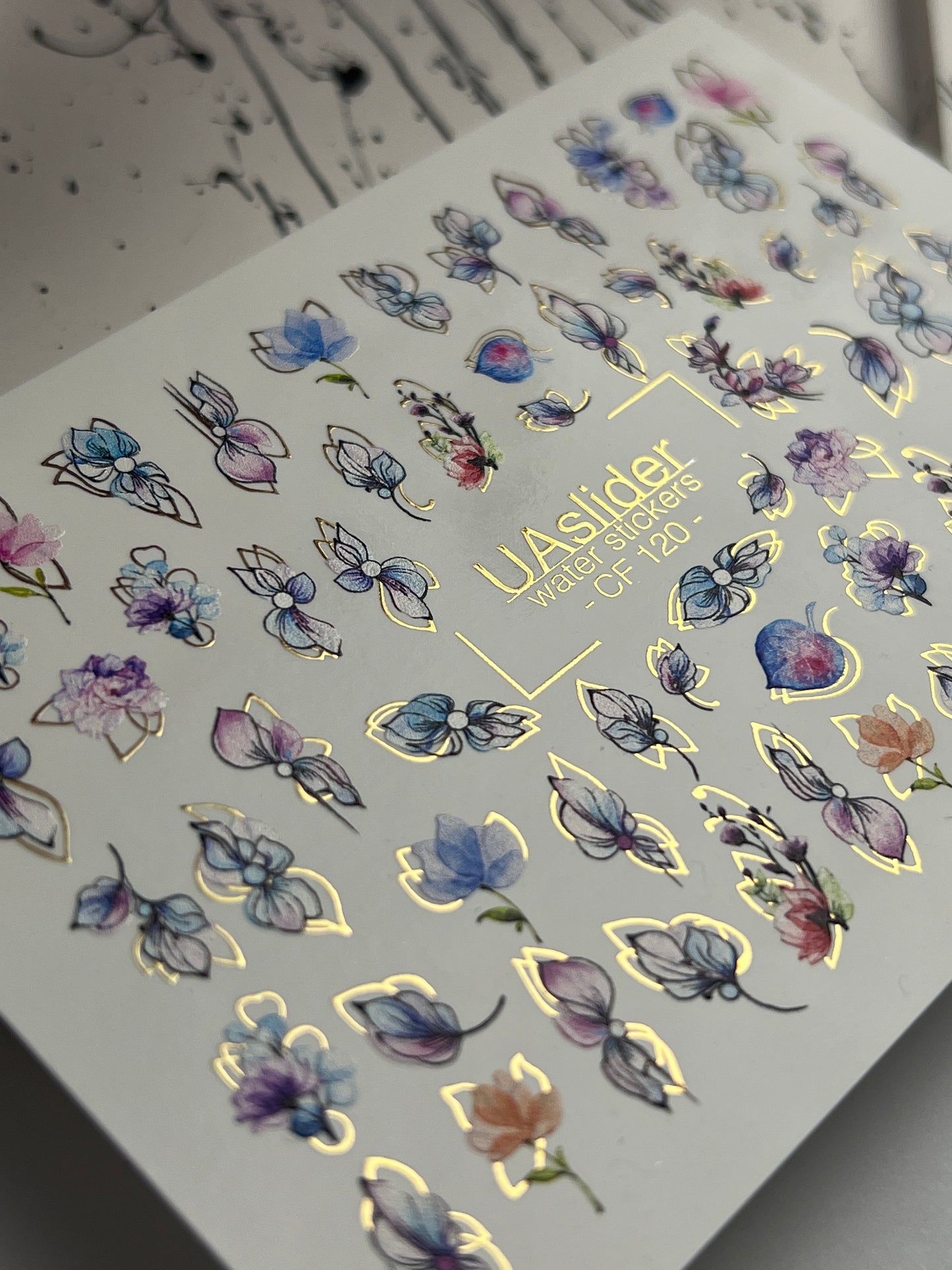 Nagel Wasserabziehbild CF-120 | Florale Wasser-Schiebefolien für Nägel | Pastellblumen mit Gold- & Konturdetails