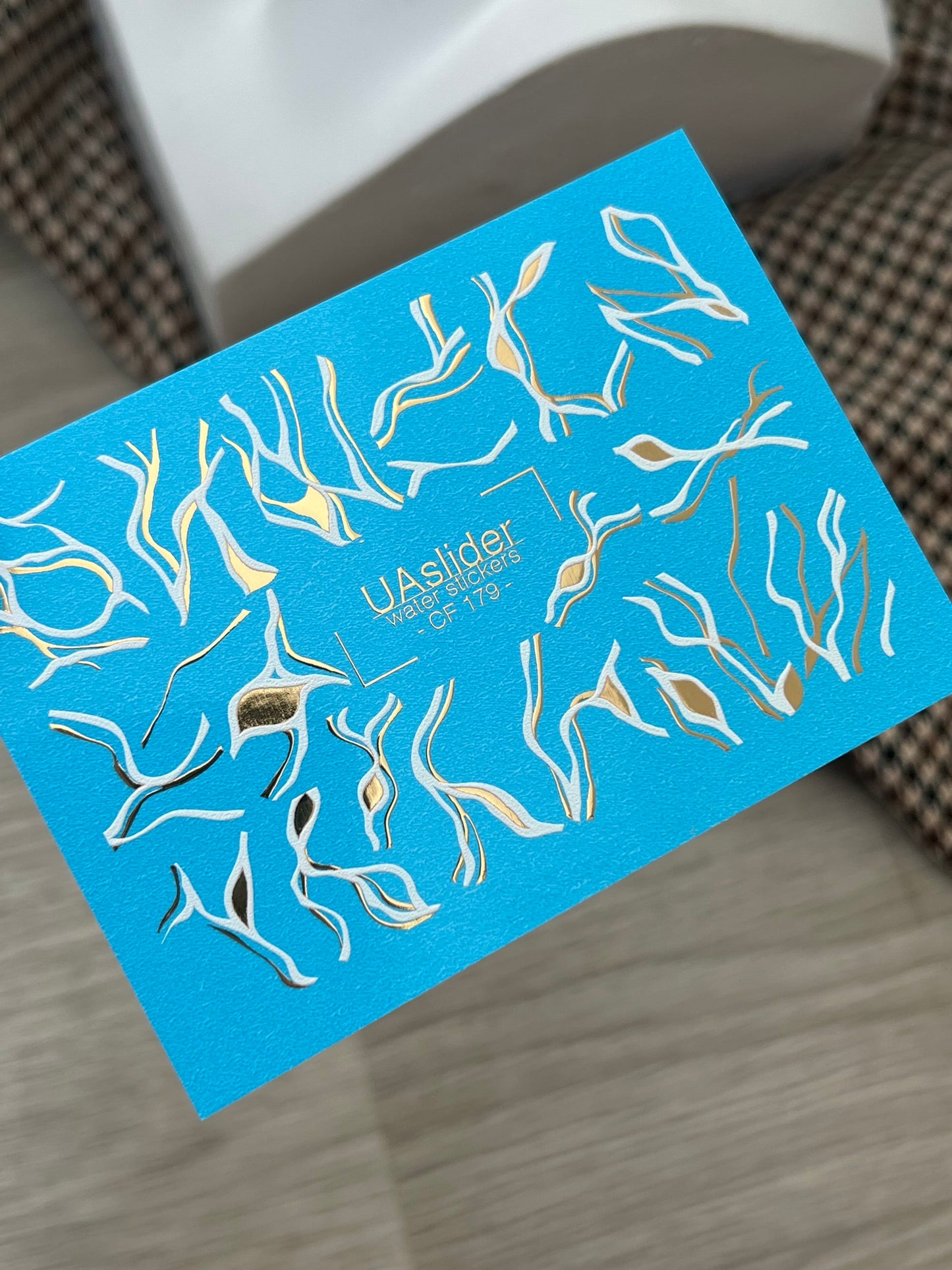 Naklejka wodna na paznokcie CF-179 | Abstrakcyjne linie naklejki wodne na paznokcie | Fale białe i złote minimalistyczny wzór