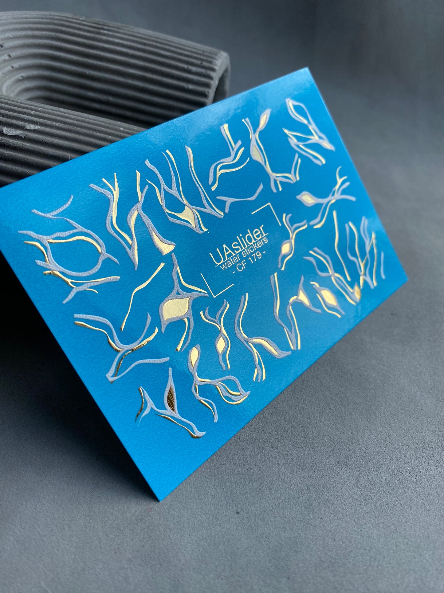 Naklejka wodna na paznokcie CF-179 | Abstrakcyjne linie naklejki wodne na paznokcie | Fale białe i złote minimalistyczny wzór