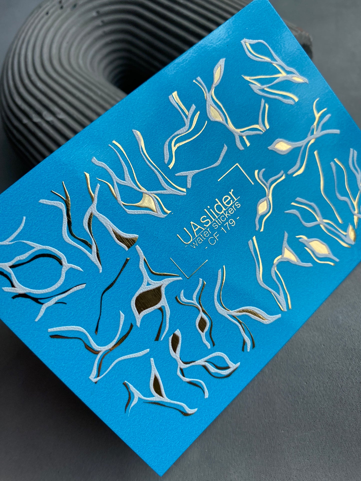 Naklejka wodna na paznokcie CF-179 | Abstrakcyjne linie naklejki wodne na paznokcie | Fale białe i złote minimalistyczny wzór