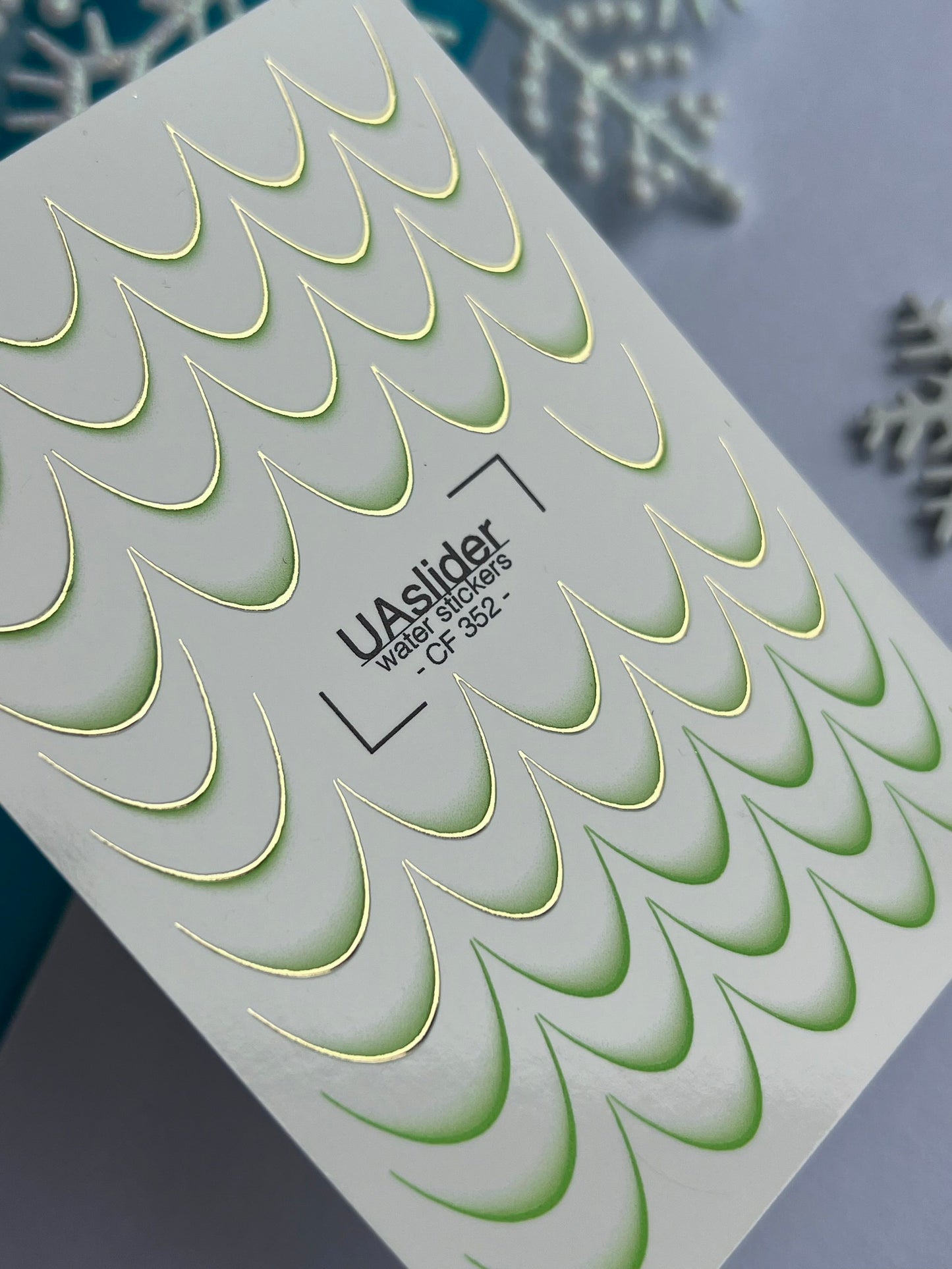 Nagel-Wasserabziehbild CF-352 | Wasserfolien-Nagelabziehbilder | Grüne French-Tips mit goldener Umrandung