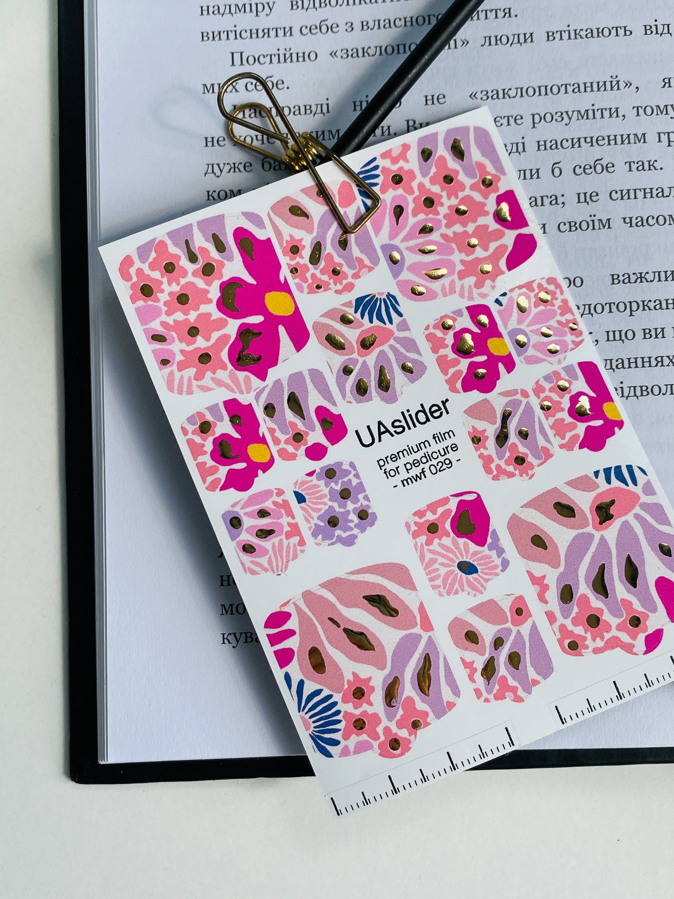 Fólie na zábaly nehtů pro pedikúru mwf-029 | Fólie na zábaly nehtů pro pedikúru | Růžová květinová směs se zlatou fólií