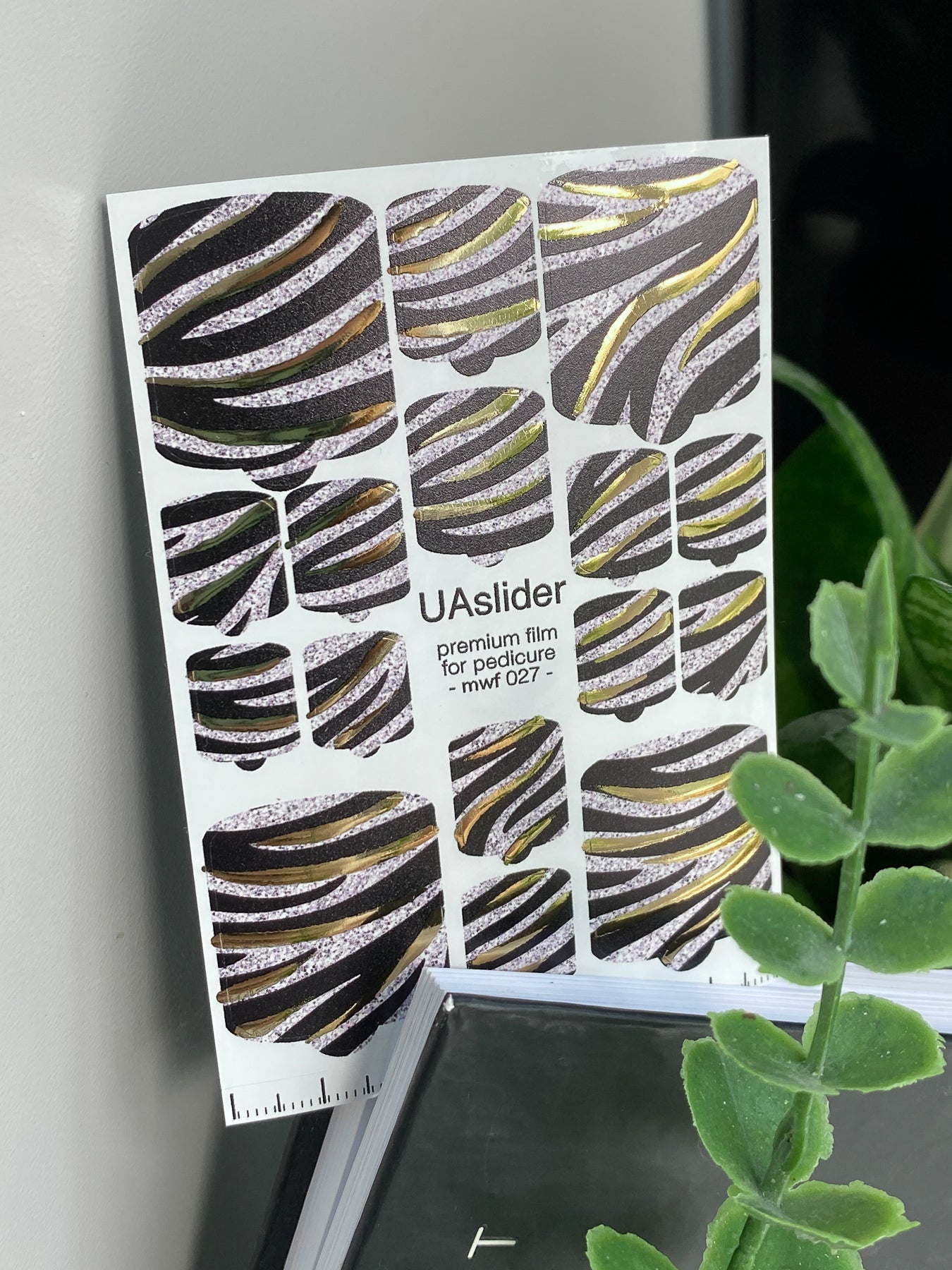Filme pentru înfășurarea unghiilor pedichiură mwf-027 | Filme pentru înfășurarea unghiilor pedichiură | Design folie zebrat negru și auriu