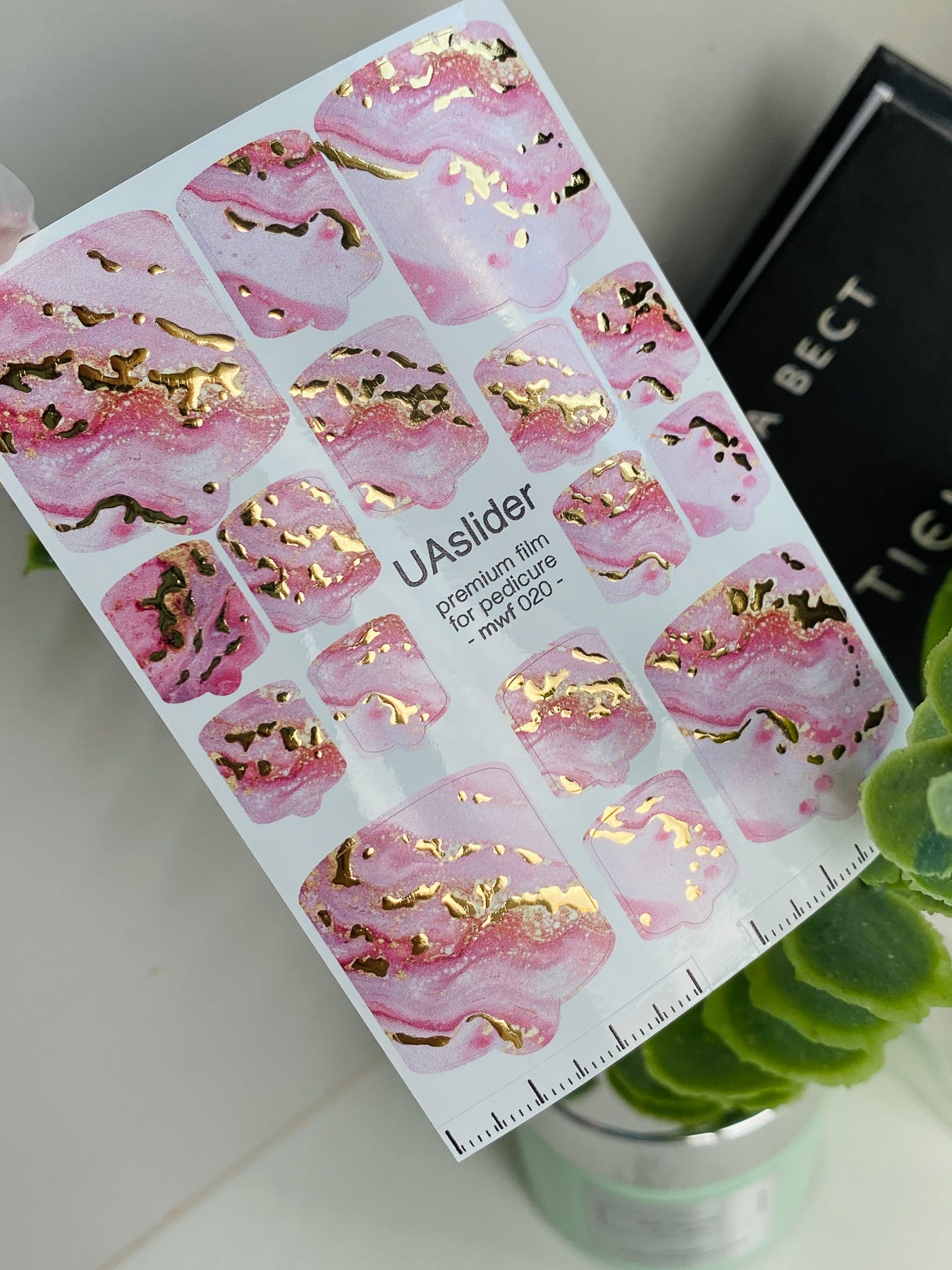 Filme pentru înfășurarea unghiilor pedichiură mwf-020 | Filme pentru înfășurarea unghiilor pedichiură | Marmură roz deschis cu folie aurie