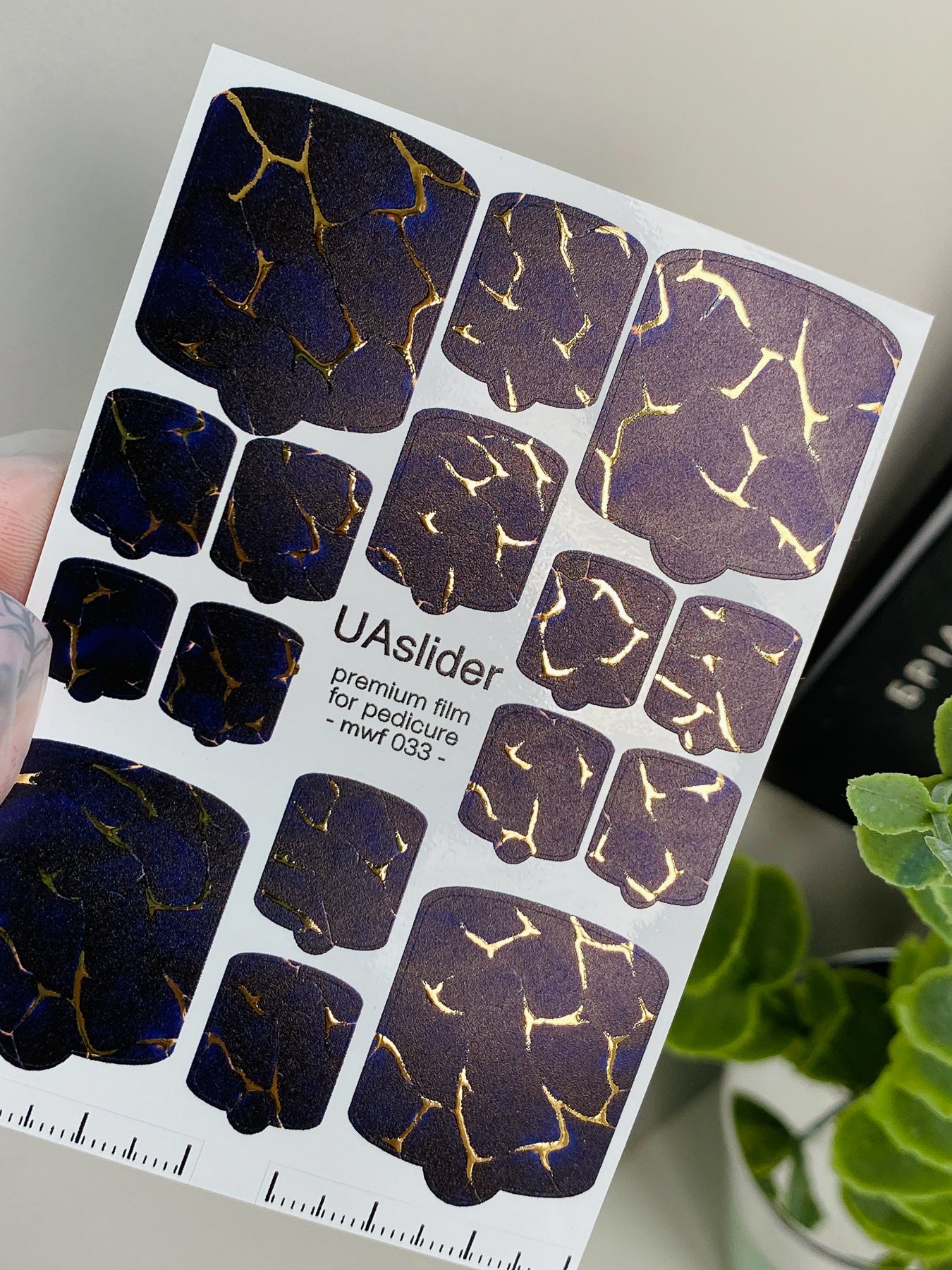 Películas para envolver uñas de pedicura mwf-033 | Películas para envolver uñas de pedicura | Azul marino profundo con efecto de papel de aluminio dorado craquelado
