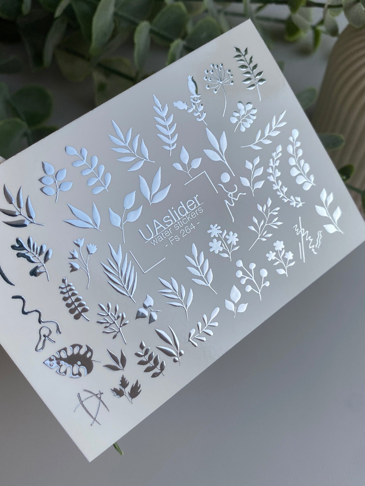 Köröm víz matrica Fs-264 | Botanikus vízcsúsztatós köröm matricák | Ezüst fólia levelek és virágos ágvégek