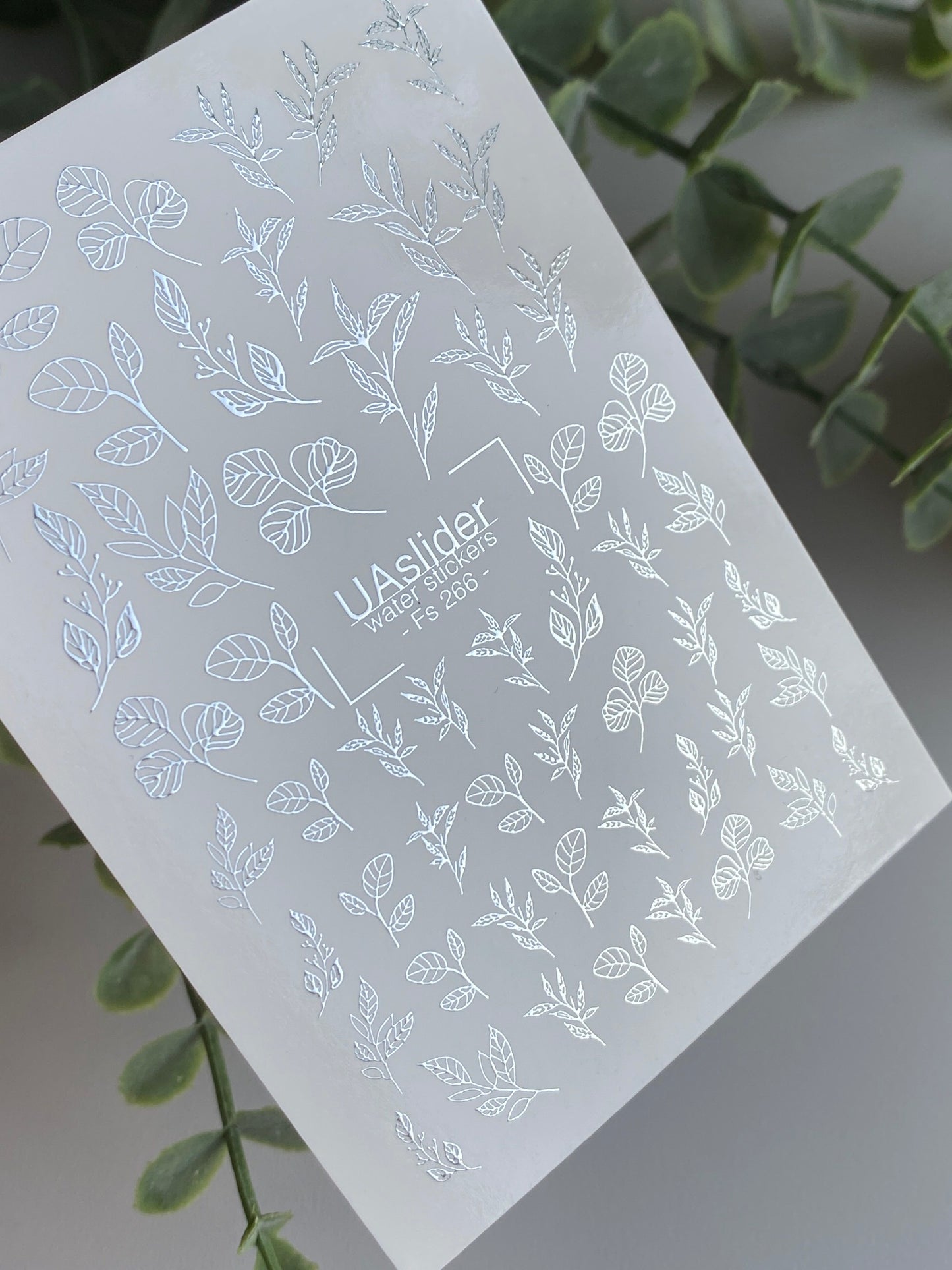 Köröm víz matrica Fs-266 | Botanikus vízcsúsztatós köröm matricák | Ezüst fólia levelek és ágak