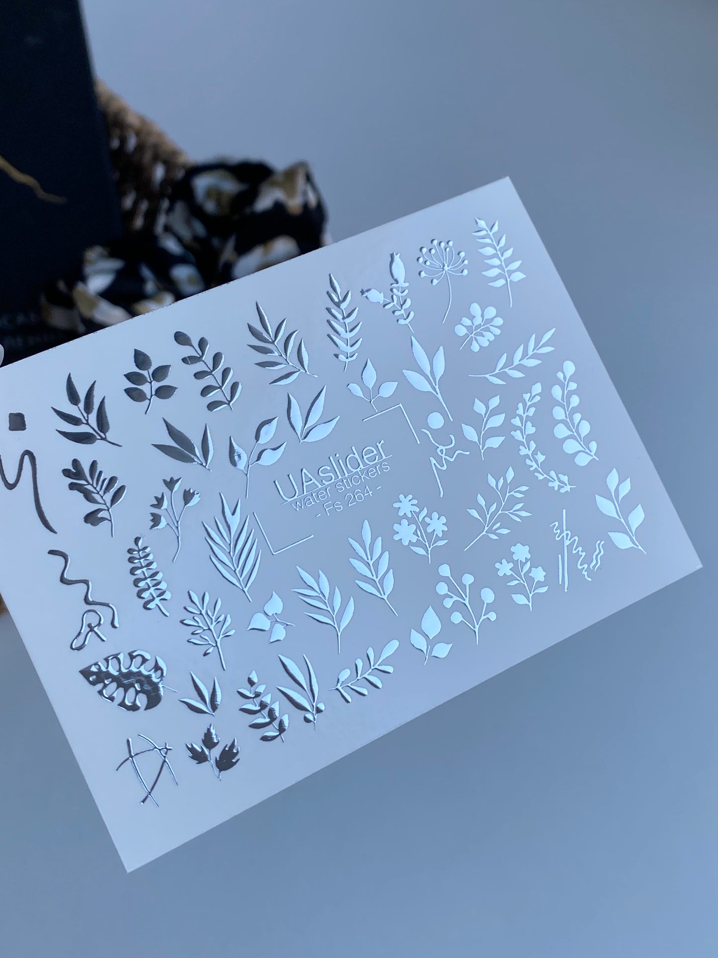 Köröm víz matrica Fs-264 | Botanikus vízcsúsztatós köröm matricák | Ezüst fólia levelek és virágos ágvégek
