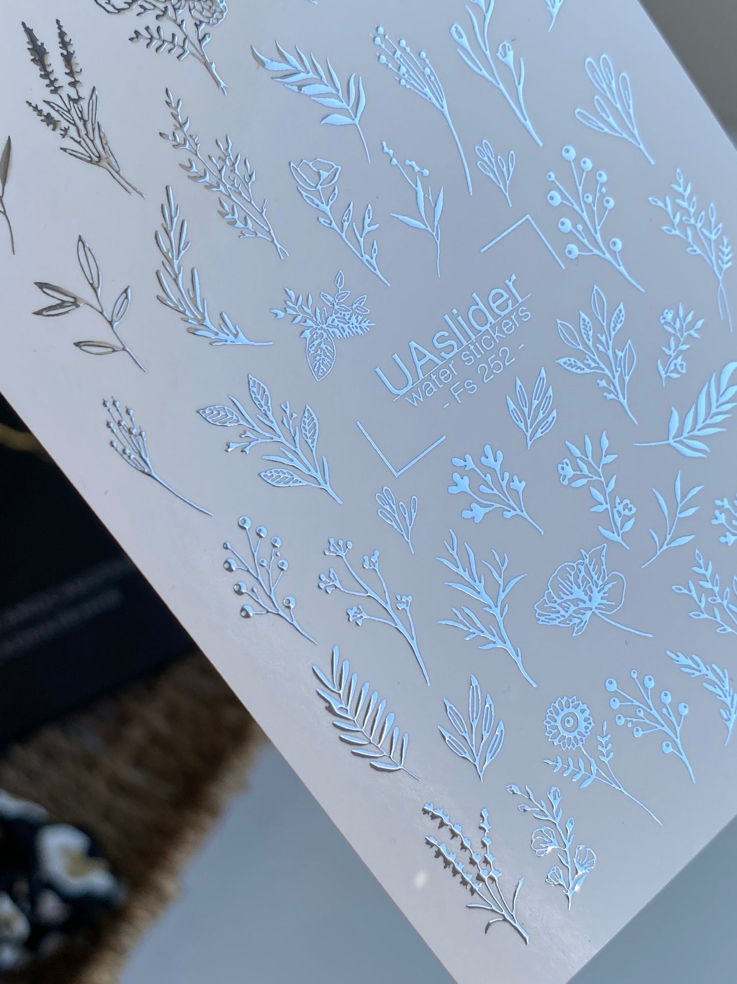 Köröm víz matrica Fs-252 | Botanikai vízcsúsztatós köröm matricák | Ezüst fólia levelek és vadvirágok