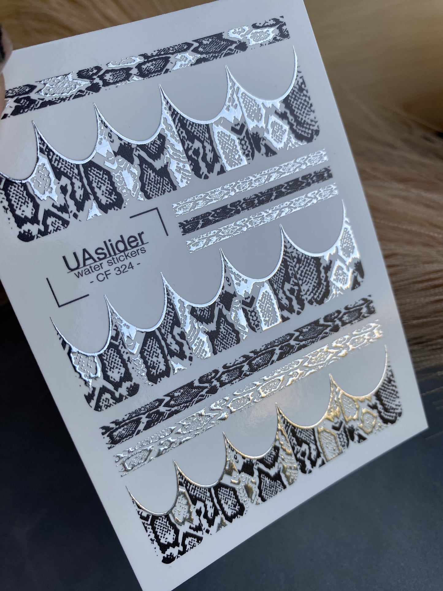 Nálepky na nehty s vodním motivem CF-324 | Nálepky na nehty s motivem hadí kůže | Černé a stříbrné nálepky na nehty s hadím potiskem