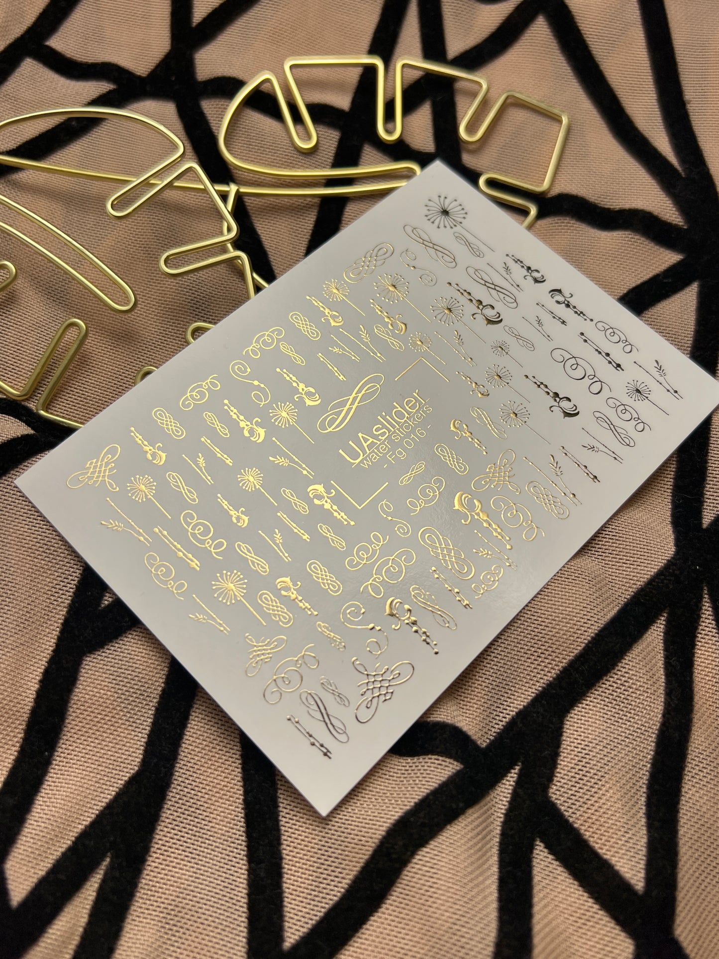 Naklejki na paznokcie wodne Fg-016 | Eleganckie wodne naklejki na paznokcie z złotą folią | Zawijasy i ozdoby kaligraficzne