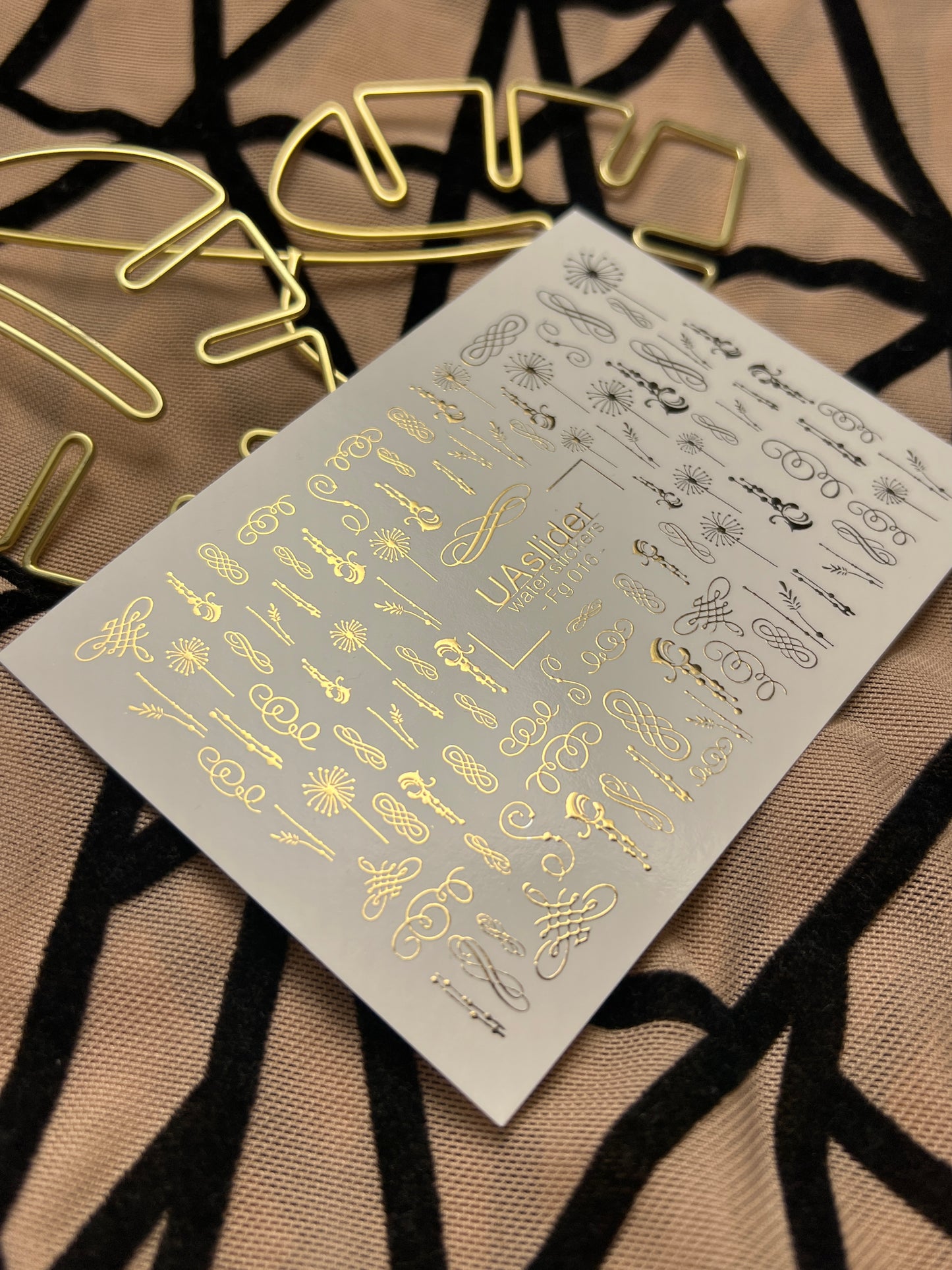 Naklejki na paznokcie wodne Fg-016 | Eleganckie wodne naklejki na paznokcie z złotą folią | Zawijasy i ozdoby kaligraficzne