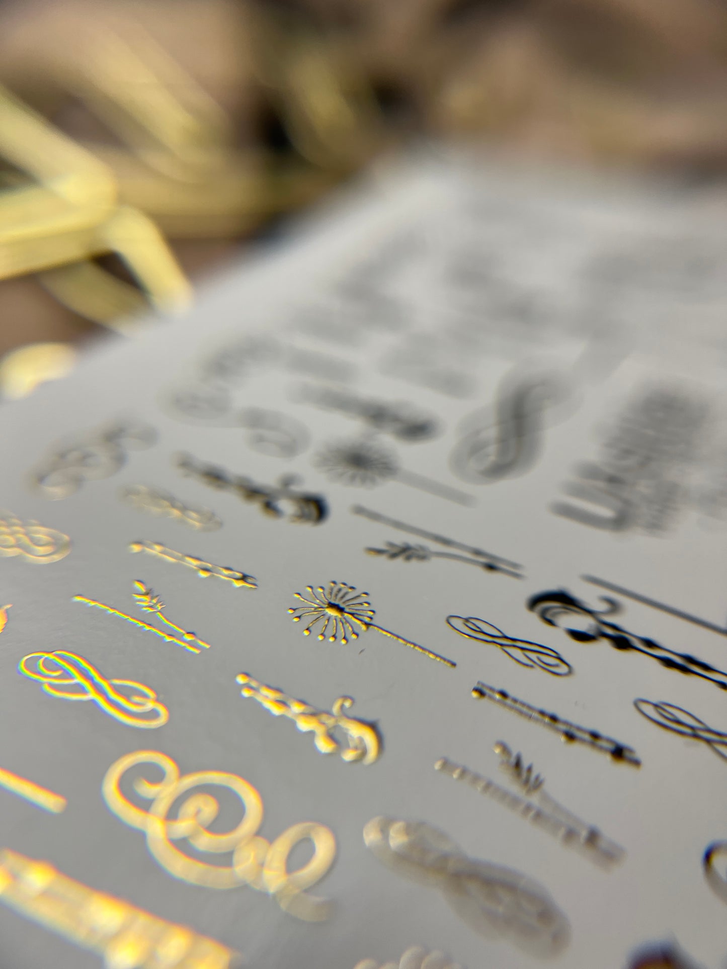 Naklejki na paznokcie wodne Fg-016 | Eleganckie wodne naklejki na paznokcie z złotą folią | Zawijasy i ozdoby kaligraficzne