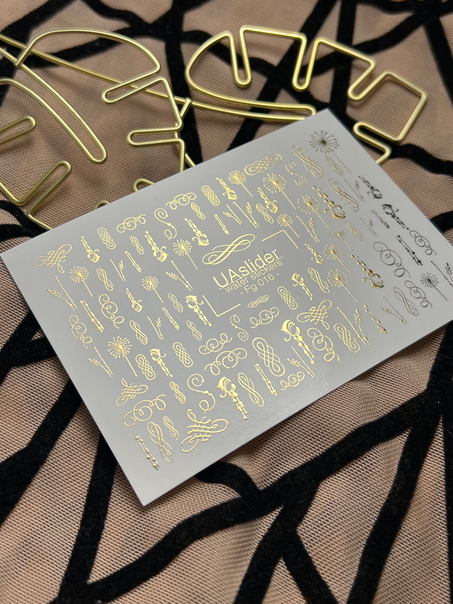 Naklejki na paznokcie wodne Fg-016 | Eleganckie wodne naklejki na paznokcie z złotą folią | Zawijasy i ozdoby kaligraficzne