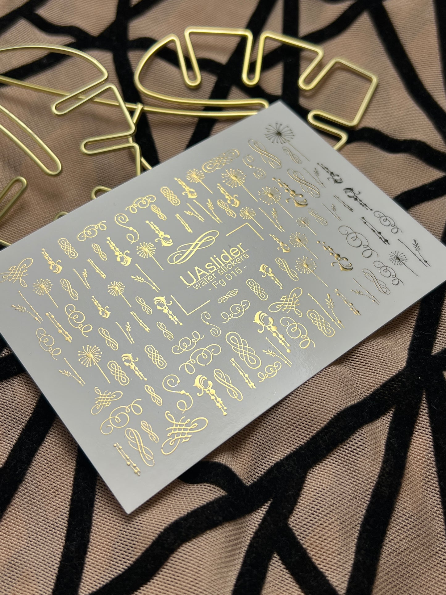 Naklejki na paznokcie wodne Fg-016 | Eleganckie wodne naklejki na paznokcie z złotą folią | Zawijasy i ozdoby kaligraficzne