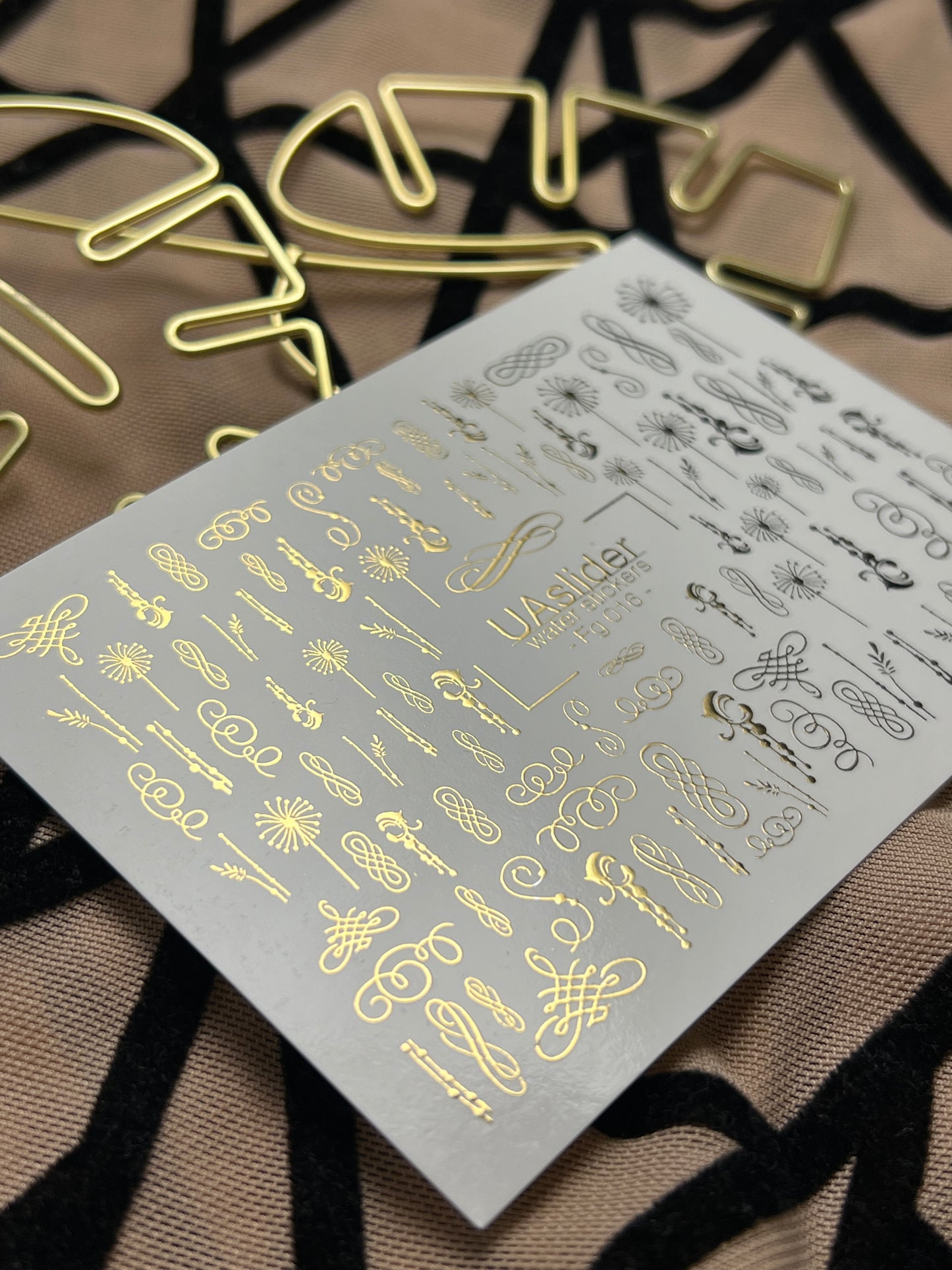 Naklejki na paznokcie wodne Fg-016 | Eleganckie wodne naklejki na paznokcie z złotą folią | Zawijasy i ozdoby kaligraficzne