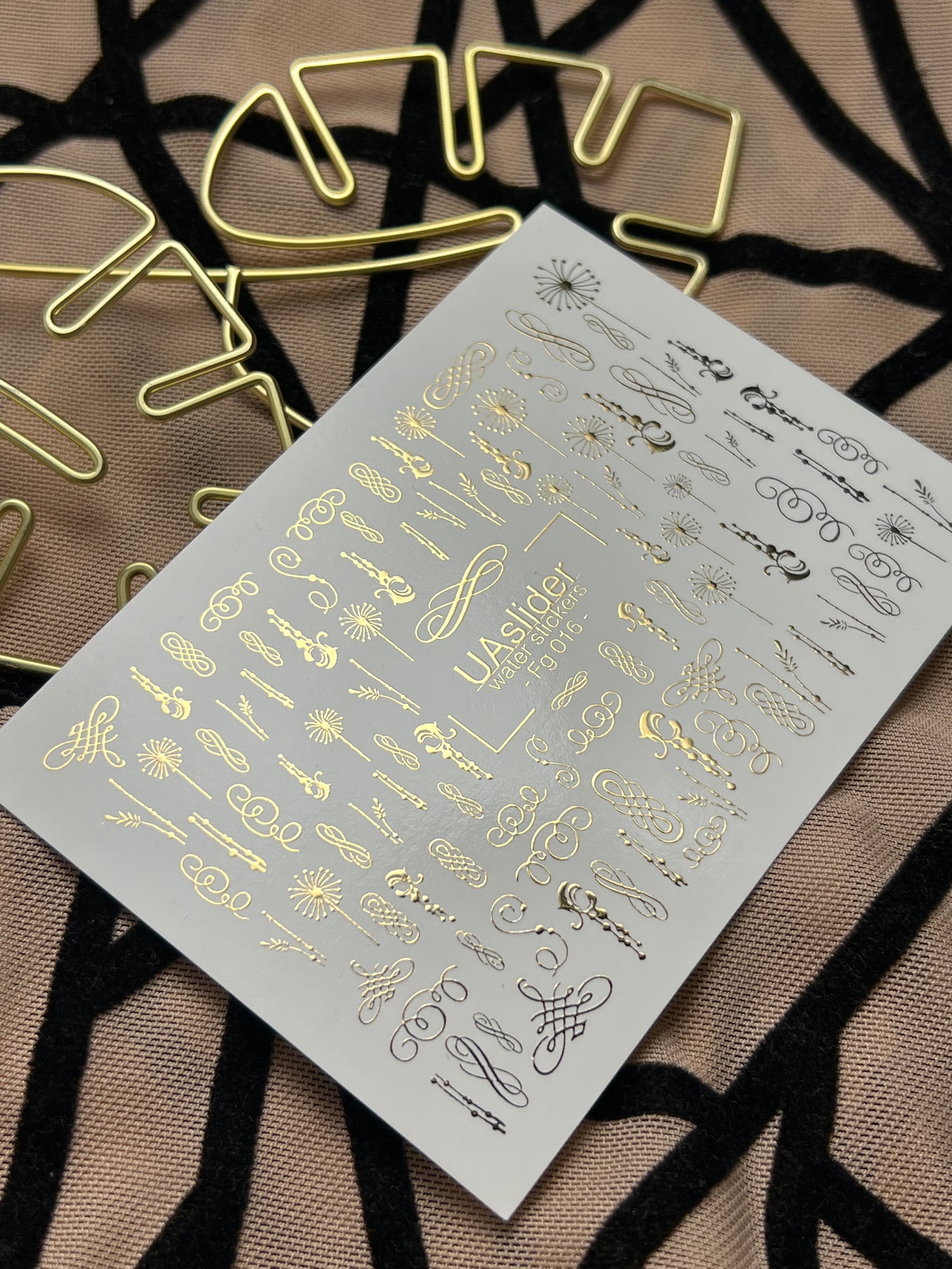 Naklejki na paznokcie wodne Fg-016 | Eleganckie wodne naklejki na paznokcie z złotą folią | Zawijasy i ozdoby kaligraficzne