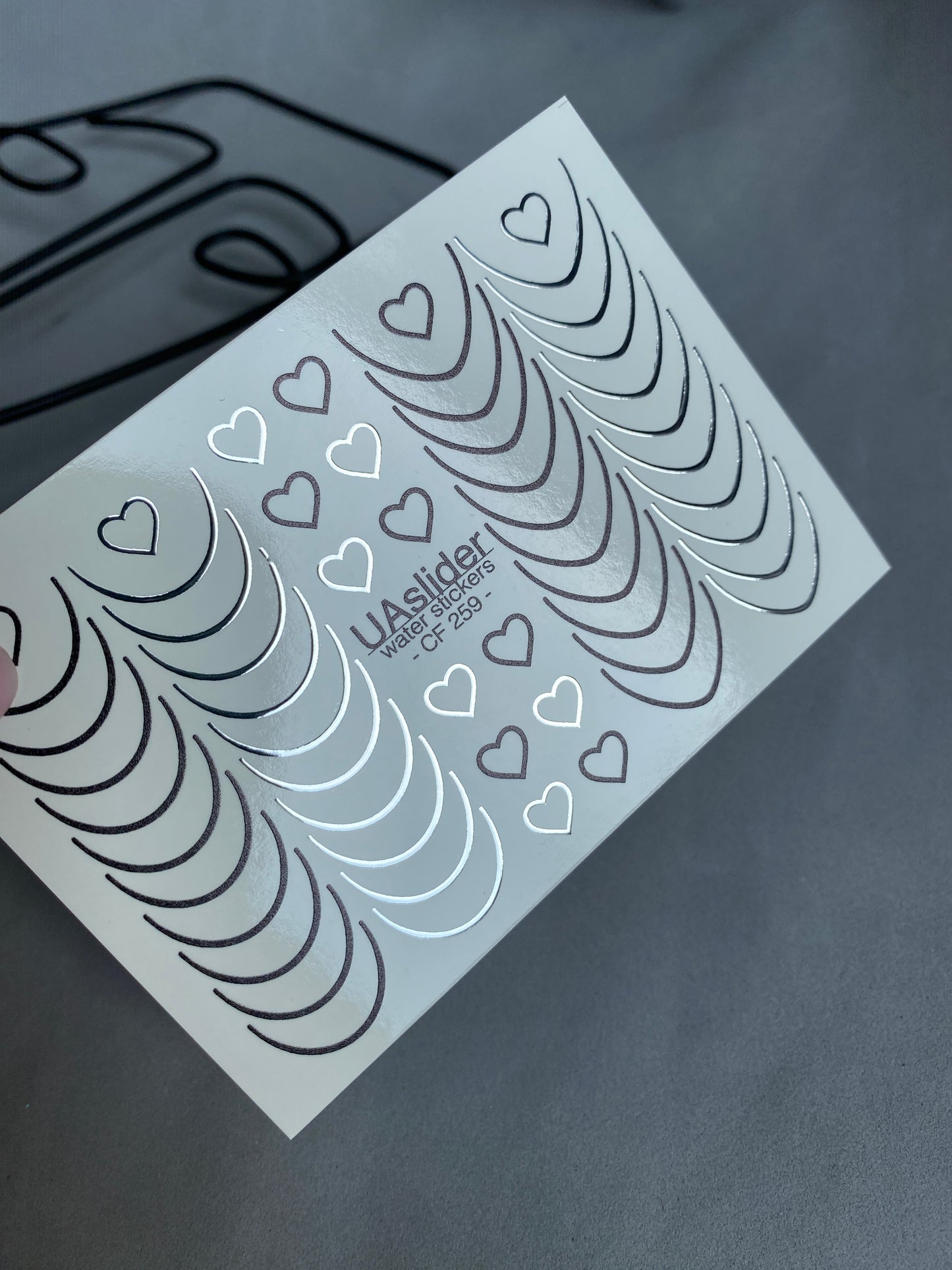 Nagų vandens lipdukas CF-259 | Prancūziški vandens slankiojantys nagų lipdukai | Juodos ir sidabrinės linijos su širdelėmis