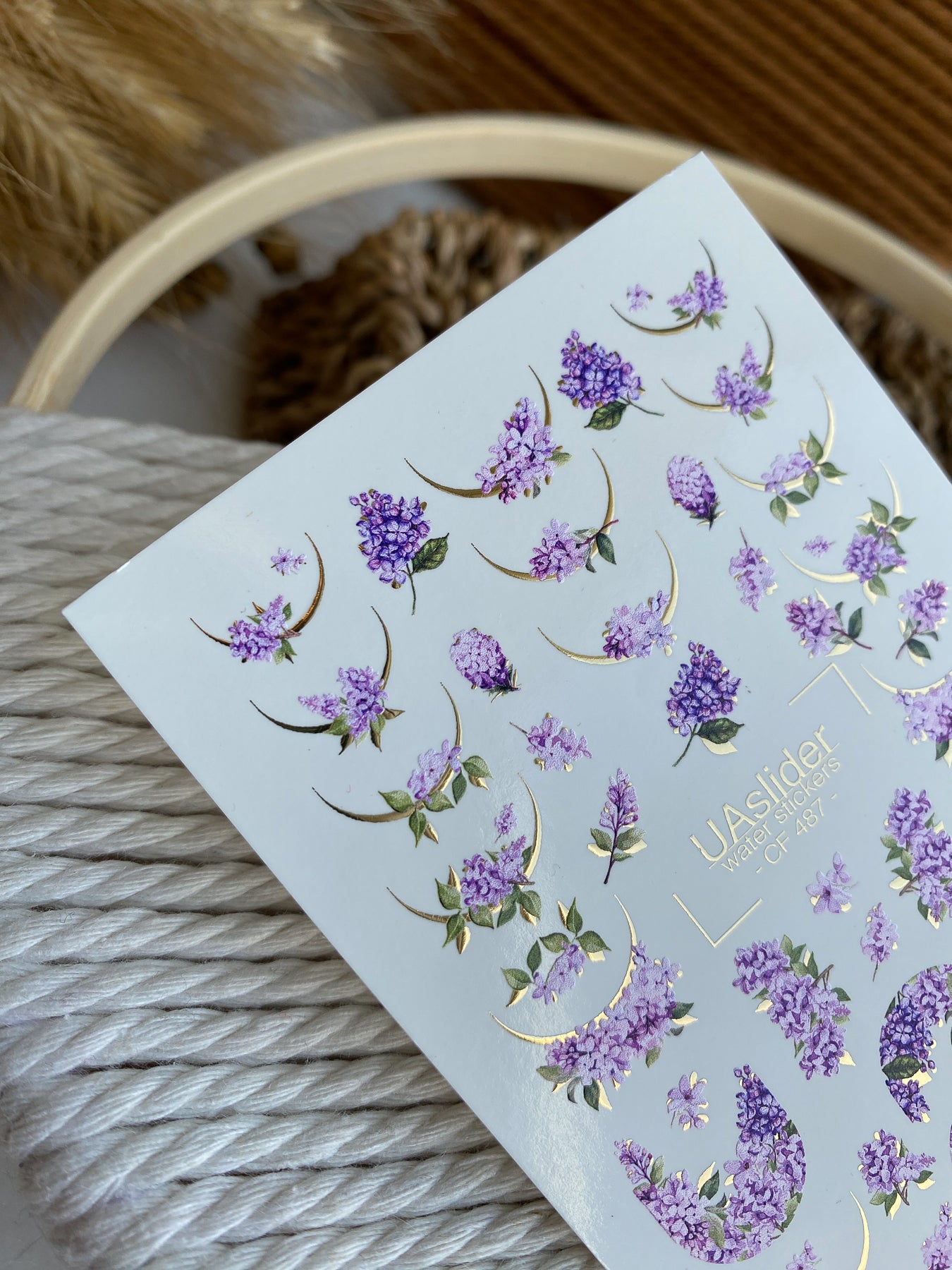 Adesivo de Água para Unhas CF-487 | Adesivos de Água para Unhas Flor de Lilás com Detalhes Dourados | Design Floral