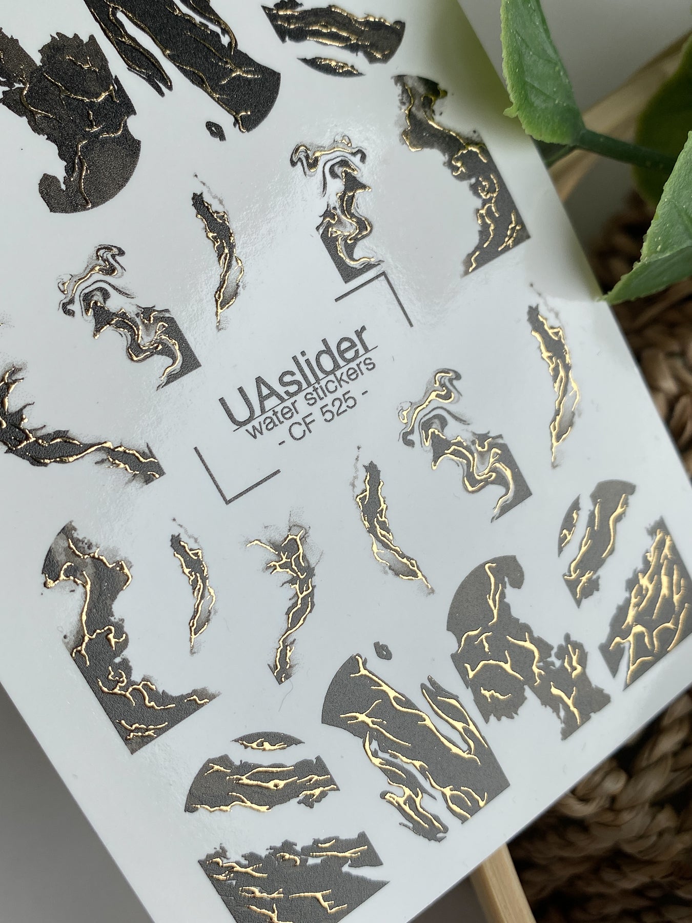 Décalcomanie d'ongles à l'eau CF-525 | Décalcomanies à glissière d'eau pour ongles avec marbre noir et veines dorées | Art abstrait pour ongles