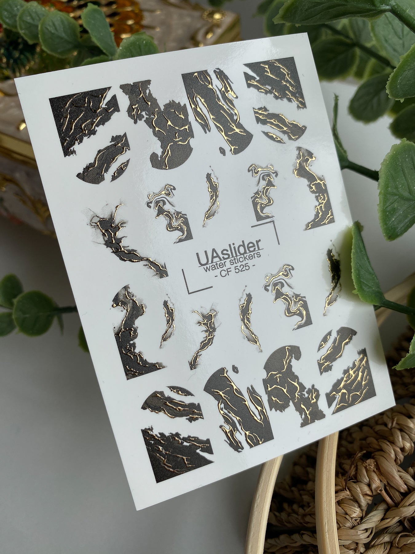 Décalcomanie d'ongles à l'eau CF-525 | Décalcomanies à glissière d'eau pour ongles avec marbre noir et veines dorées | Art abstrait pour ongles