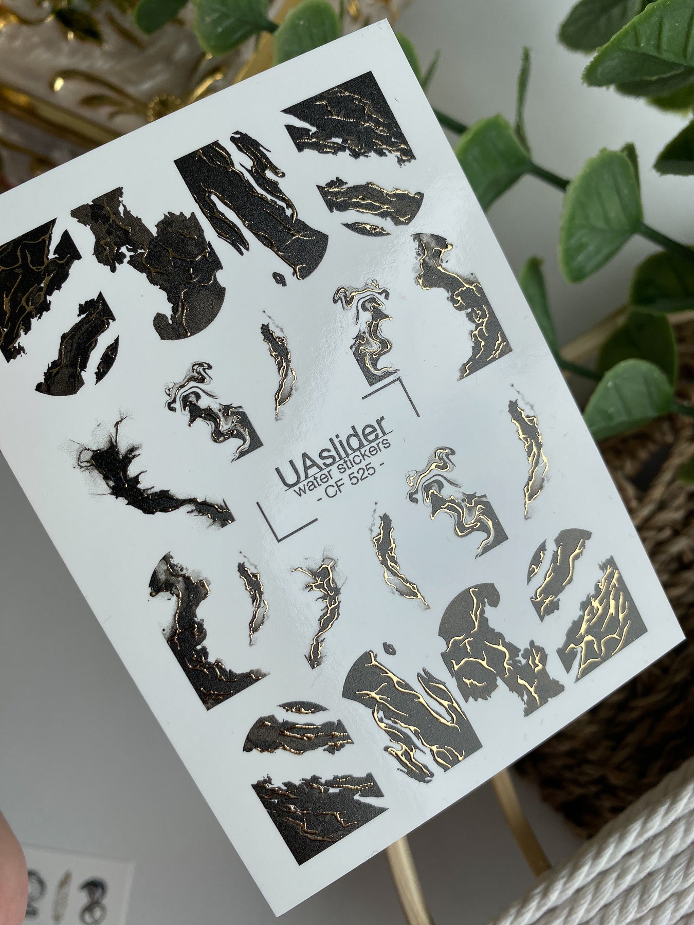 Décalcomanie d'ongles à l'eau CF-525 | Décalcomanies à glissière d'eau pour ongles avec marbre noir et veines dorées | Art abstrait pour ongles