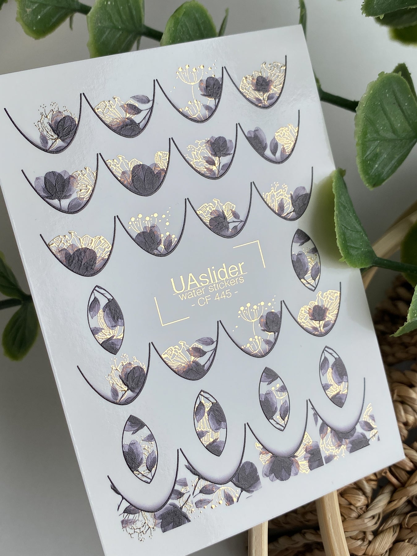 Nagų vandens lipdukas CF-445 | Gėlių vandens slankiojo nagų lipdukai | Juodos gėlės su auksinėmis prancūziškomis galiukėmis