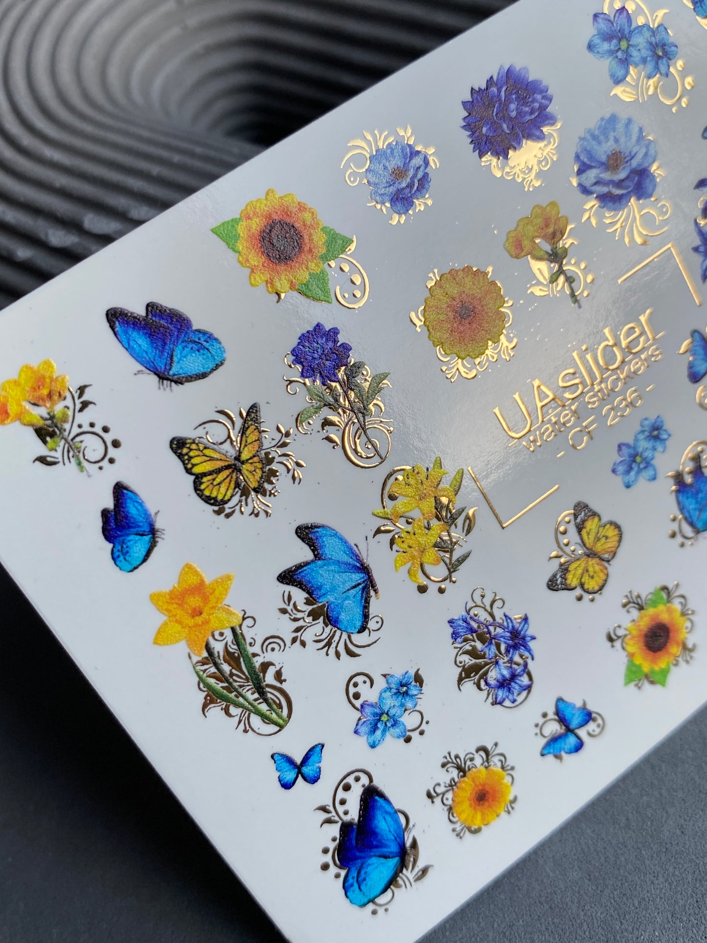 ملصق أظافر مائي CF-236 | ملصقات أظافر مائية بنقش الأزهار والفراشات | أزهار زرقاء وصفراء مع ذهبية