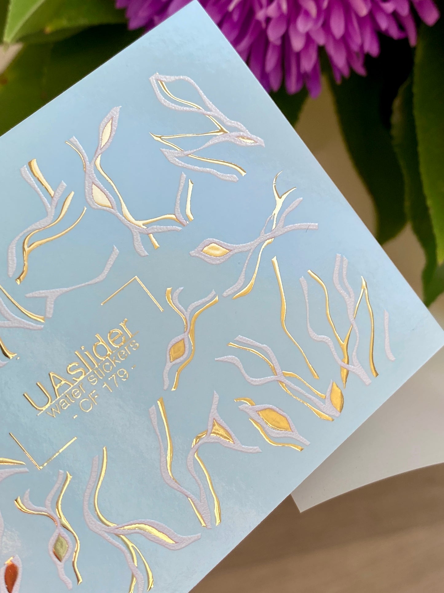 Naklejka wodna na paznokcie CF-179 | Abstrakcyjne linie naklejki wodne na paznokcie | Fale białe i złote minimalistyczny wzór