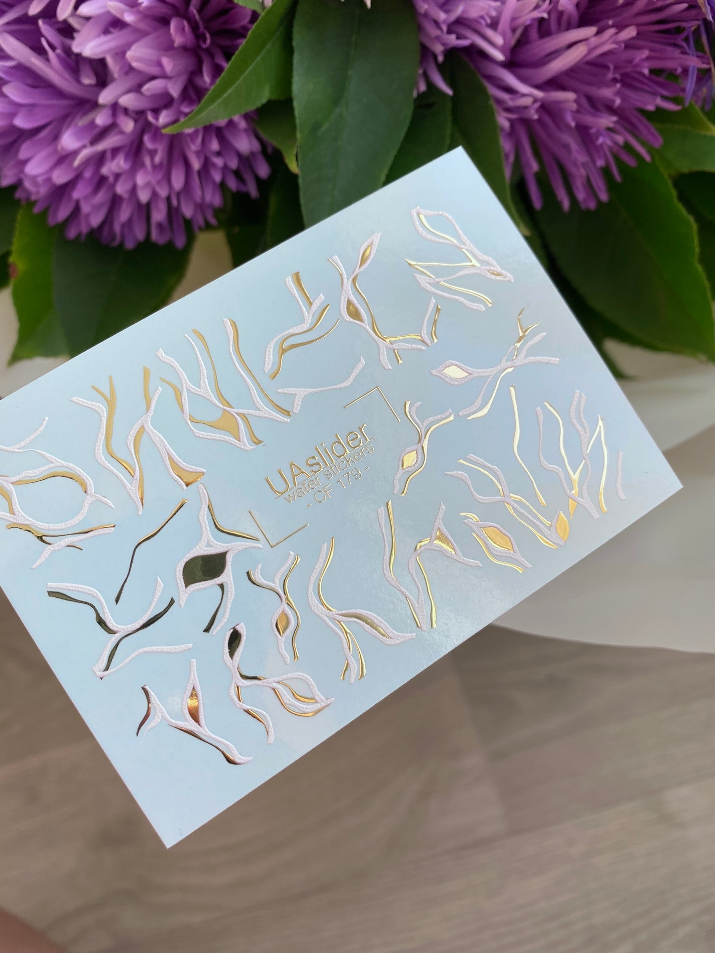 Naklejka wodna na paznokcie CF-179 | Abstrakcyjne linie naklejki wodne na paznokcie | Fale białe i złote minimalistyczny wzór