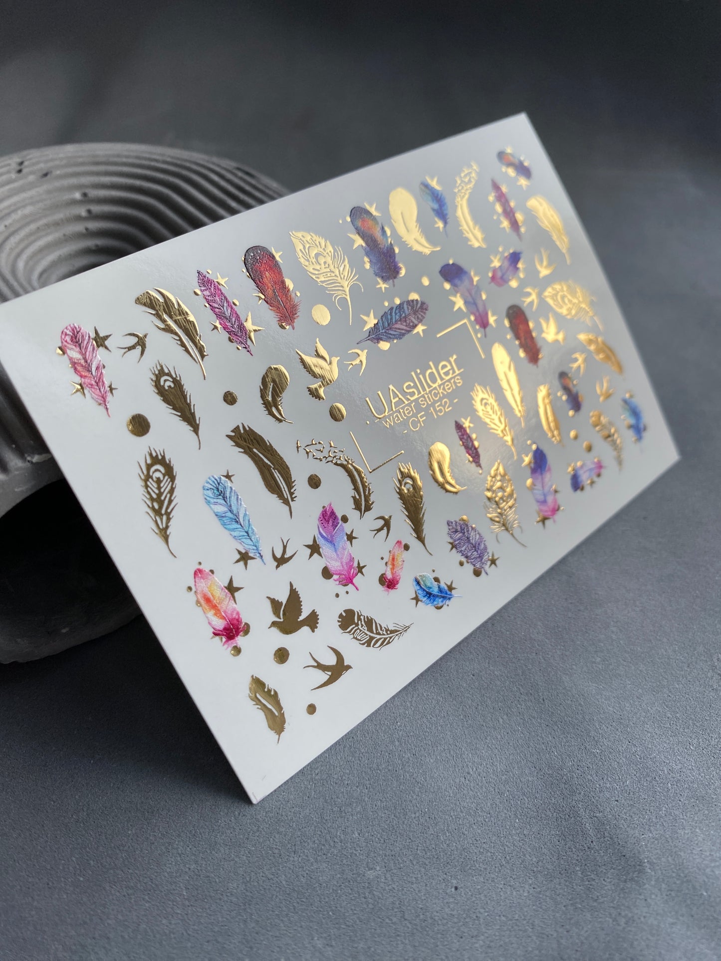 Nagel-Wasserabziehbild CF-152 | Feder-Wasserfolien-Nagelabziehbilder | Bunte Federn, Vögel & Goldfoliensternchen