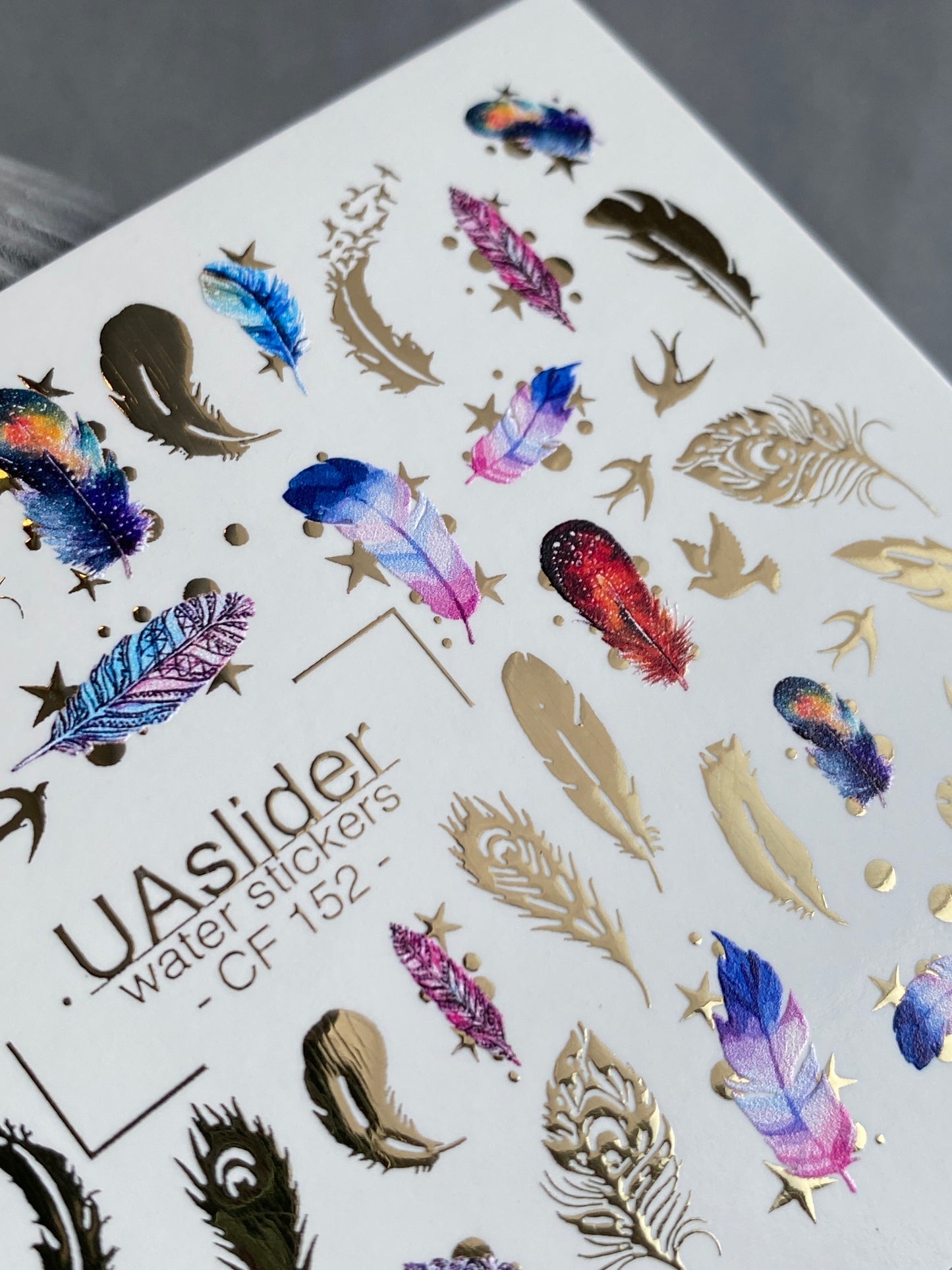 Nagel-Wasserabziehbild CF-152 | Feder-Wasserfolien-Nagelabziehbilder | Bunte Federn, Vögel & Goldfoliensternchen