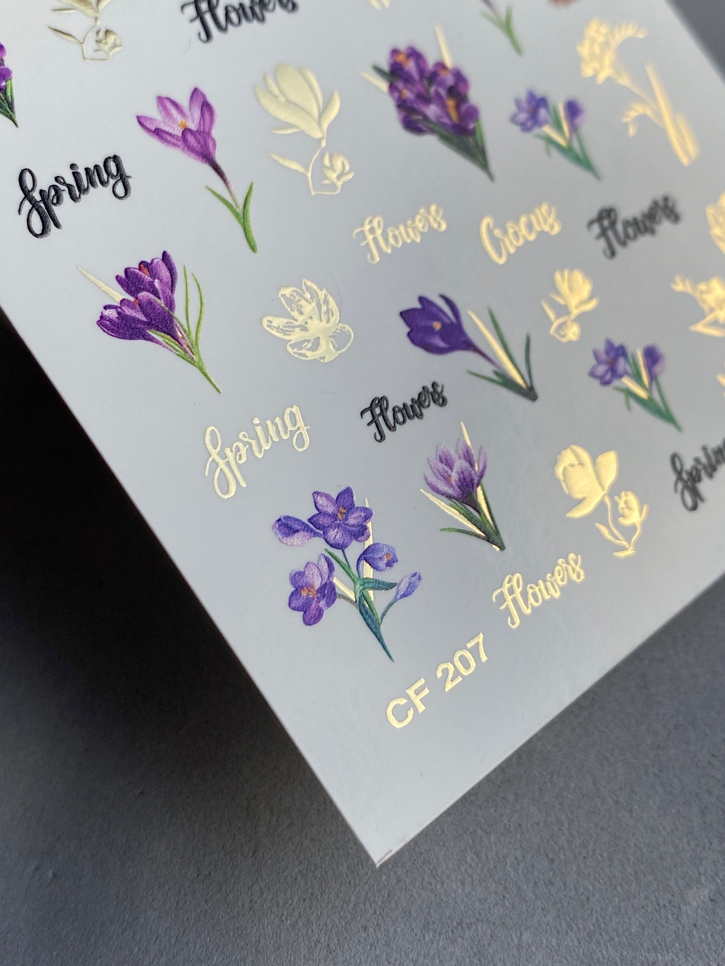 ملصق مائي للأظافر CF-207 | ملصقات مائية للأظافر | زهور كروكس بنفسجية مع لمسات من ورق الذهب