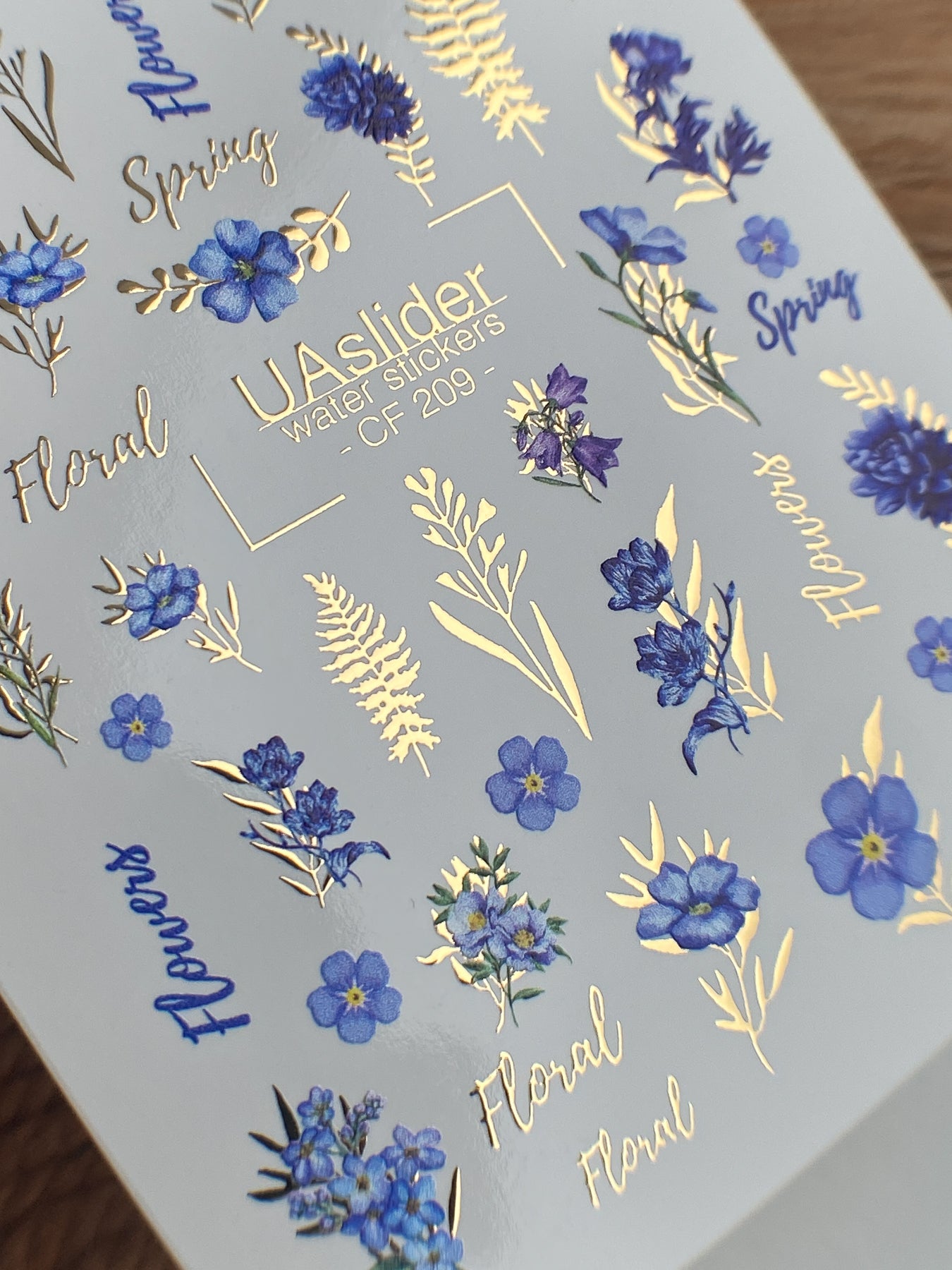 Calcomanía de Agua para Uñas CF-209 | Calcomanías de Agua para Uñas | Flores Silvestres Azules con Detalles en Papel Dorado