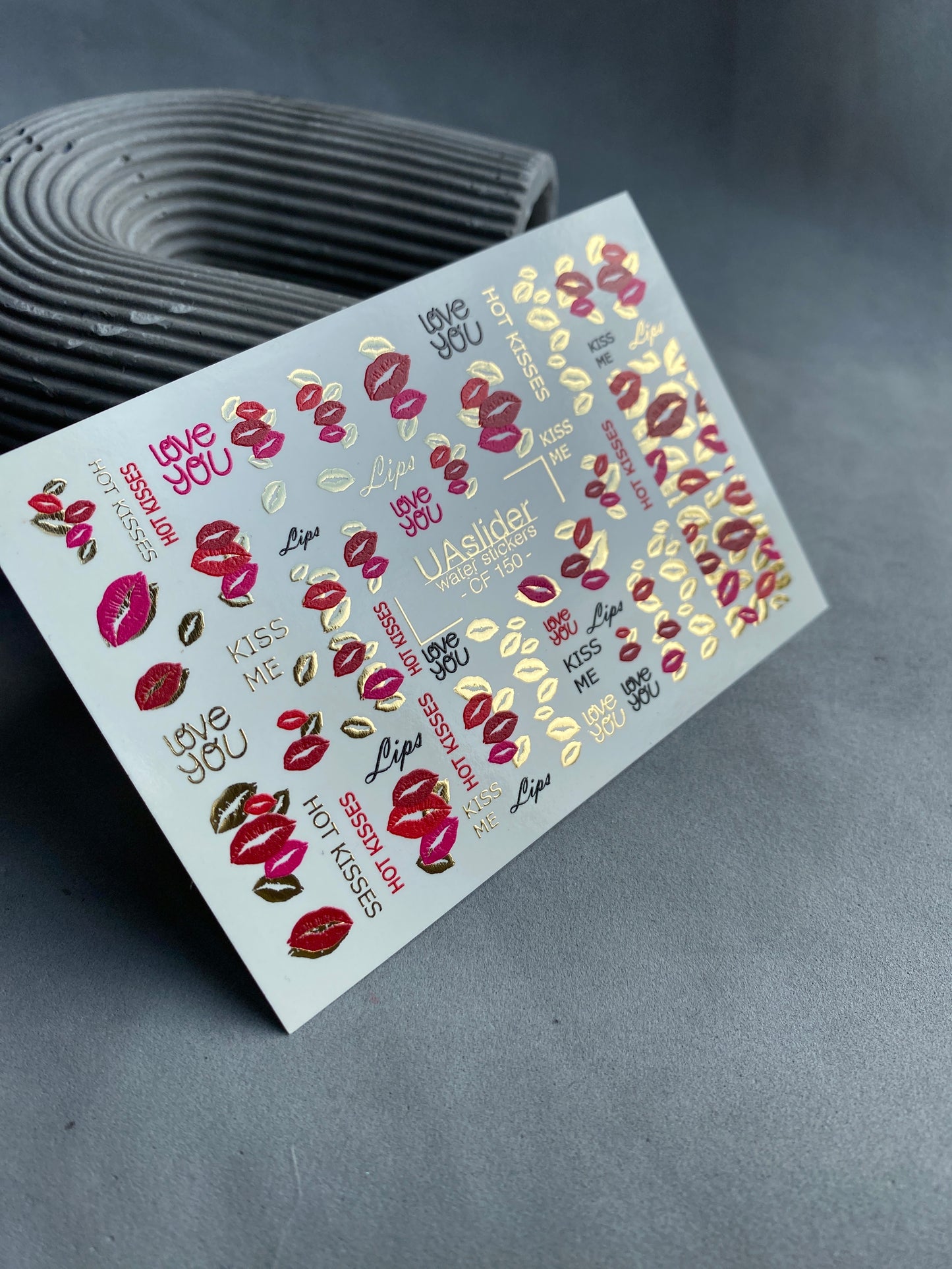 Nálepka na nehty CF-150 | Kiss Print vodní obtisky na nehty | Červené rty, milostné citáty a zlatá fólie