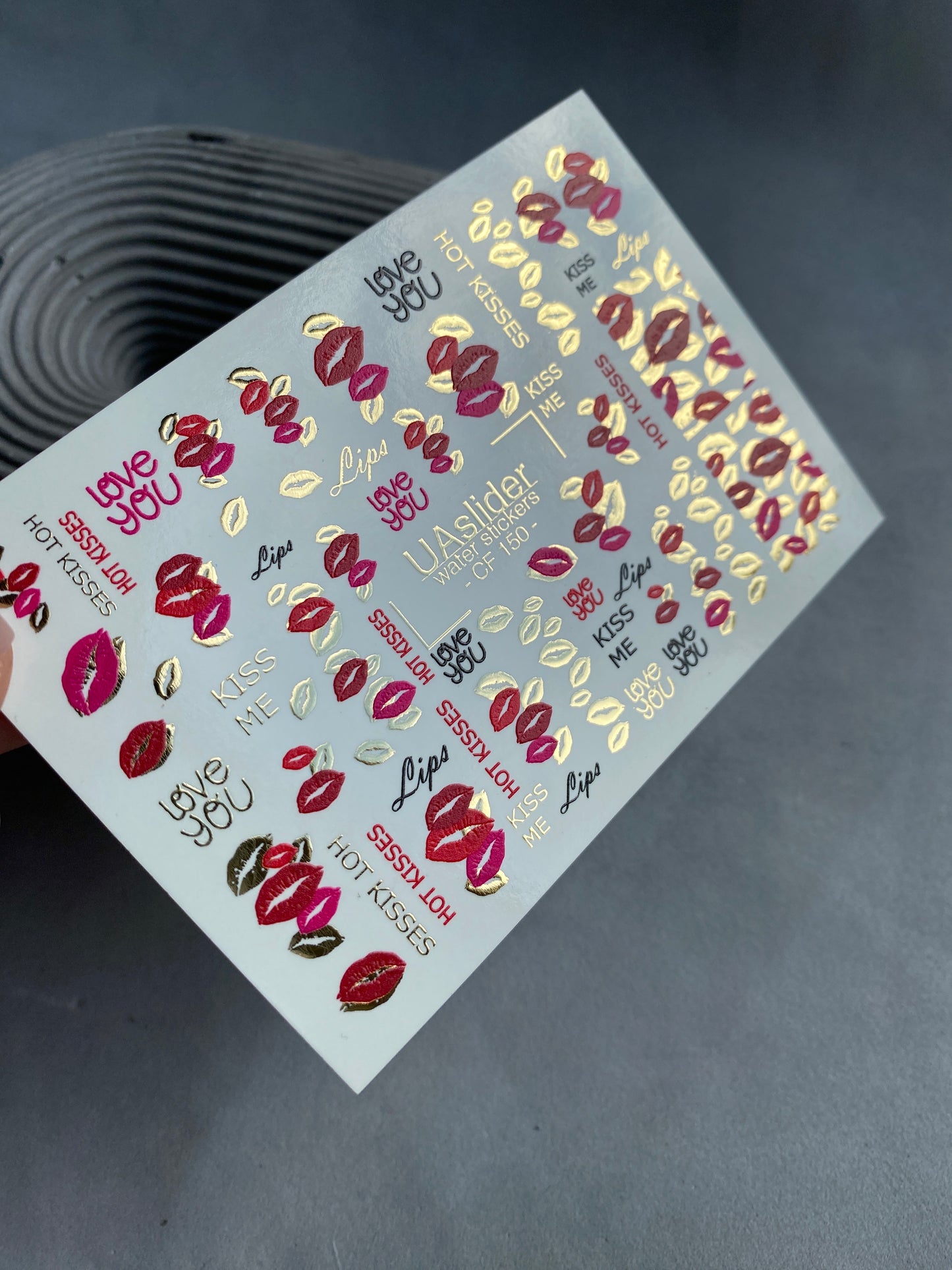 Nálepka na nehty CF-150 | Kiss Print vodní obtisky na nehty | Červené rty, milostné citáty a zlatá fólie